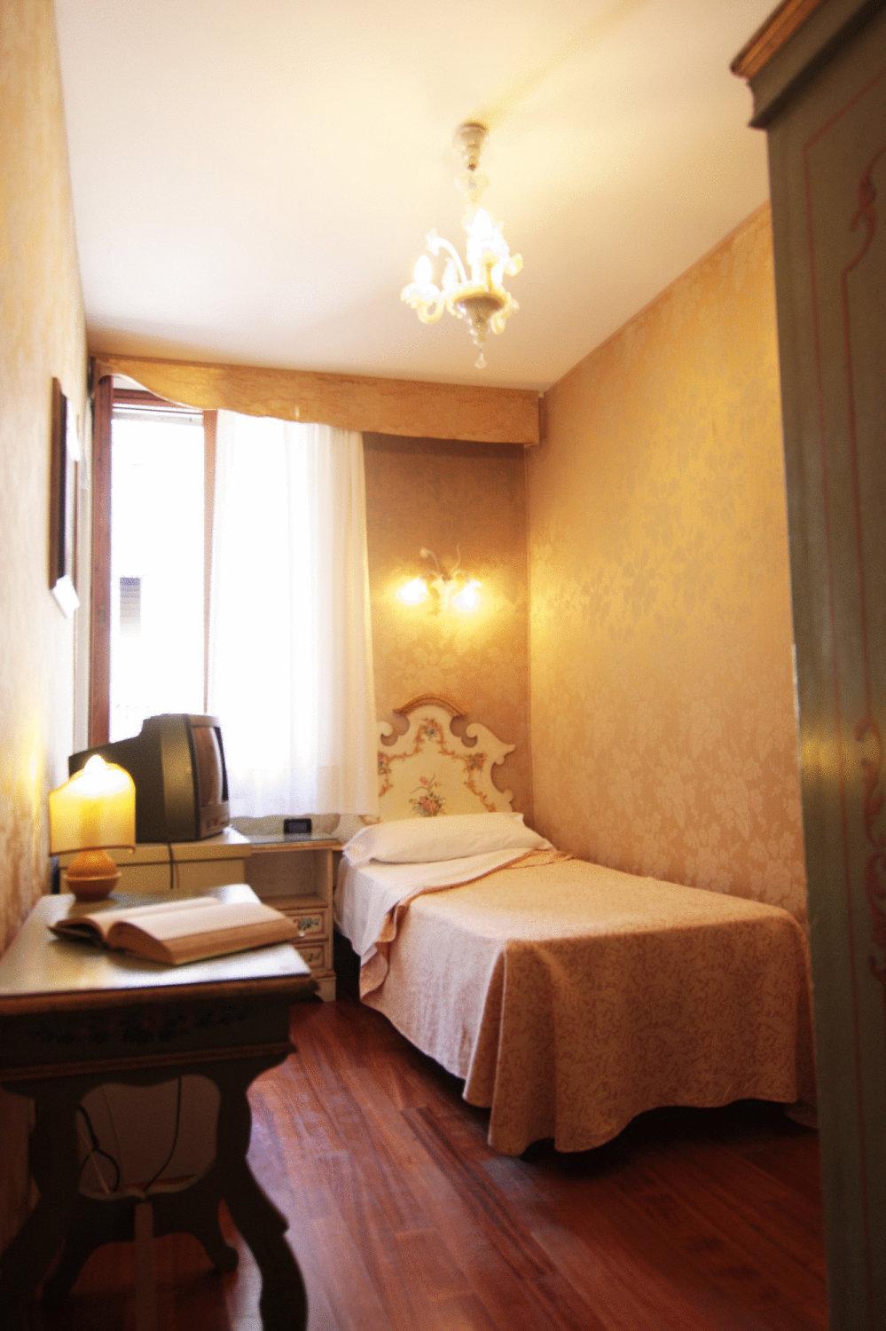 Single Room photo 3