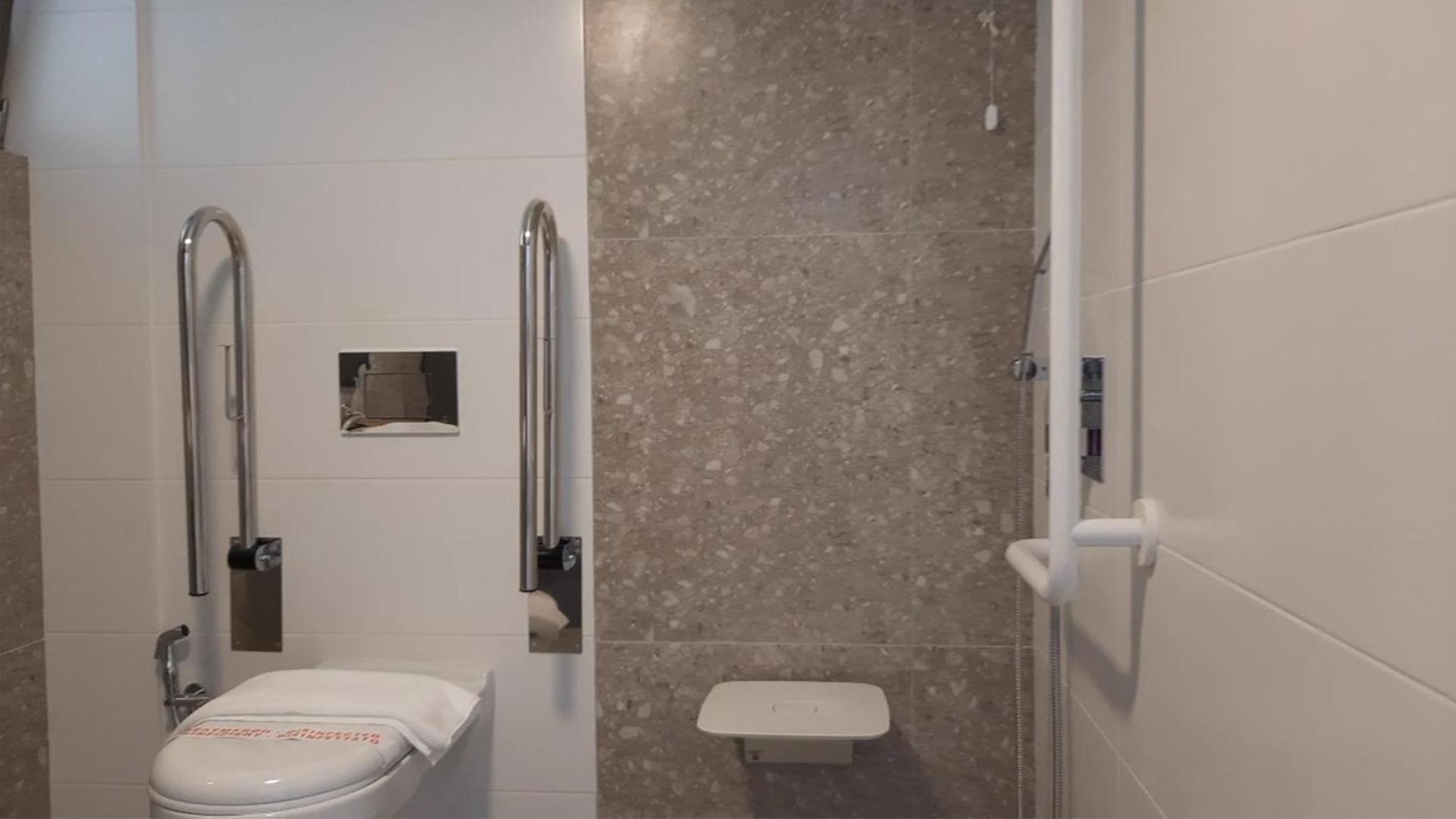 Double or Twin Room - Disability Access photo 3