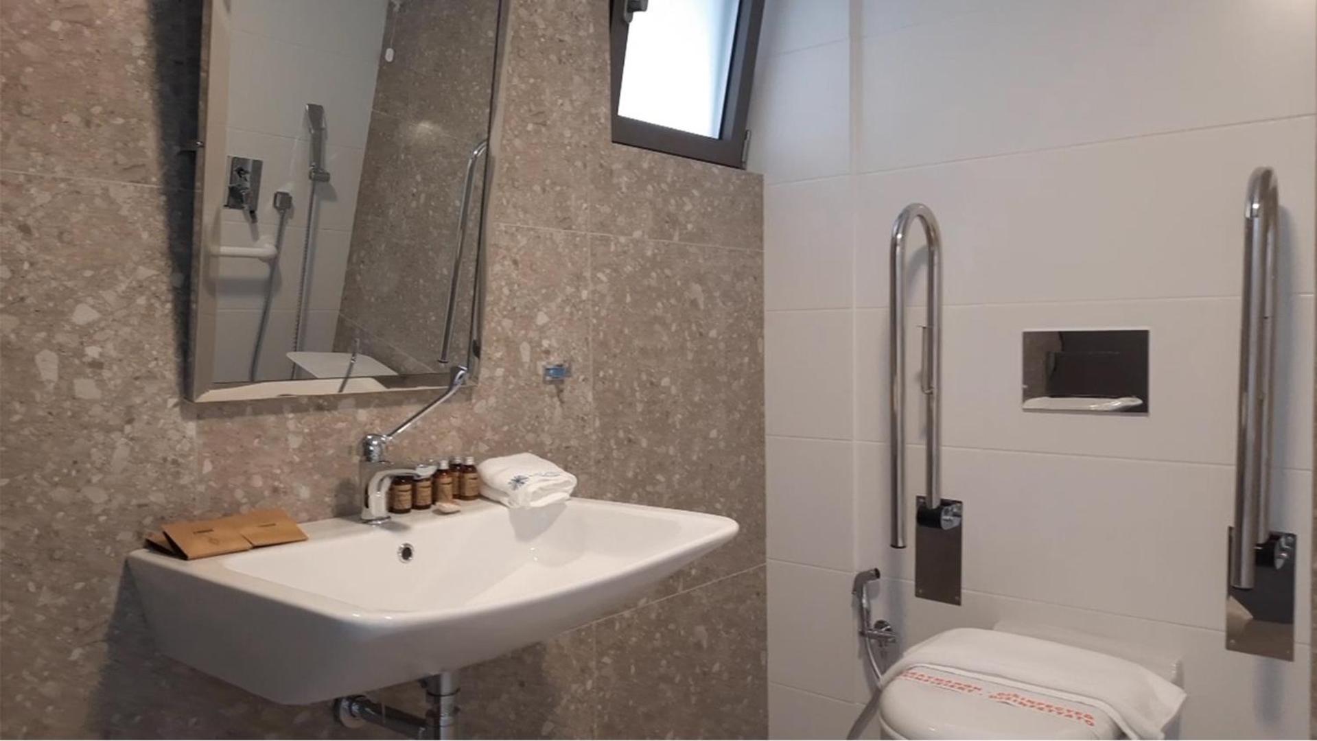Double or Twin Room - Disability Access photo 2