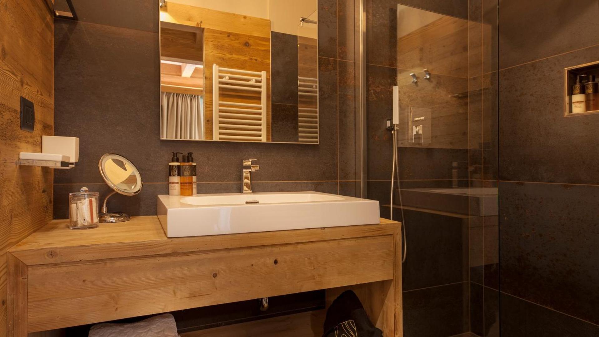 Suite with Mountain View - Photo 13