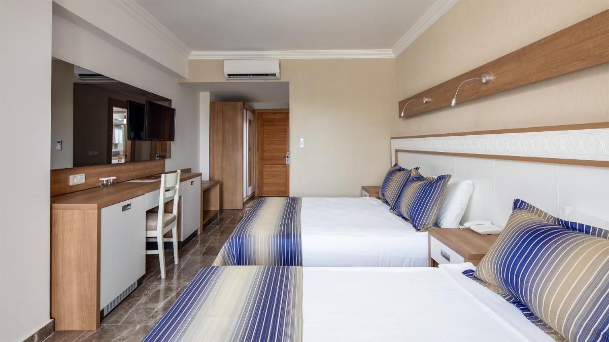 Deluxe Triple Room photo 2
