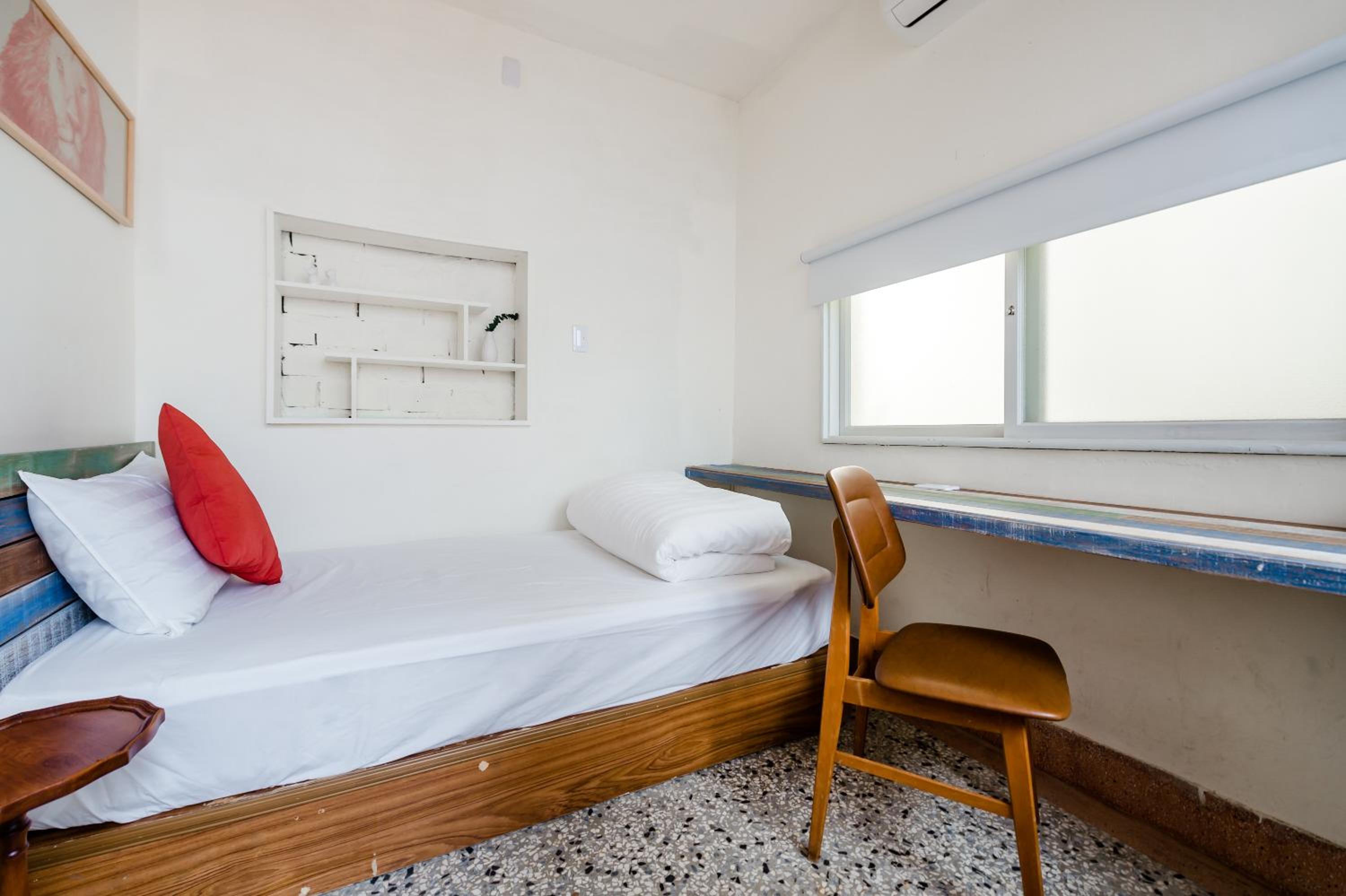 Single Room with Shared Shower and Toilet photo 1