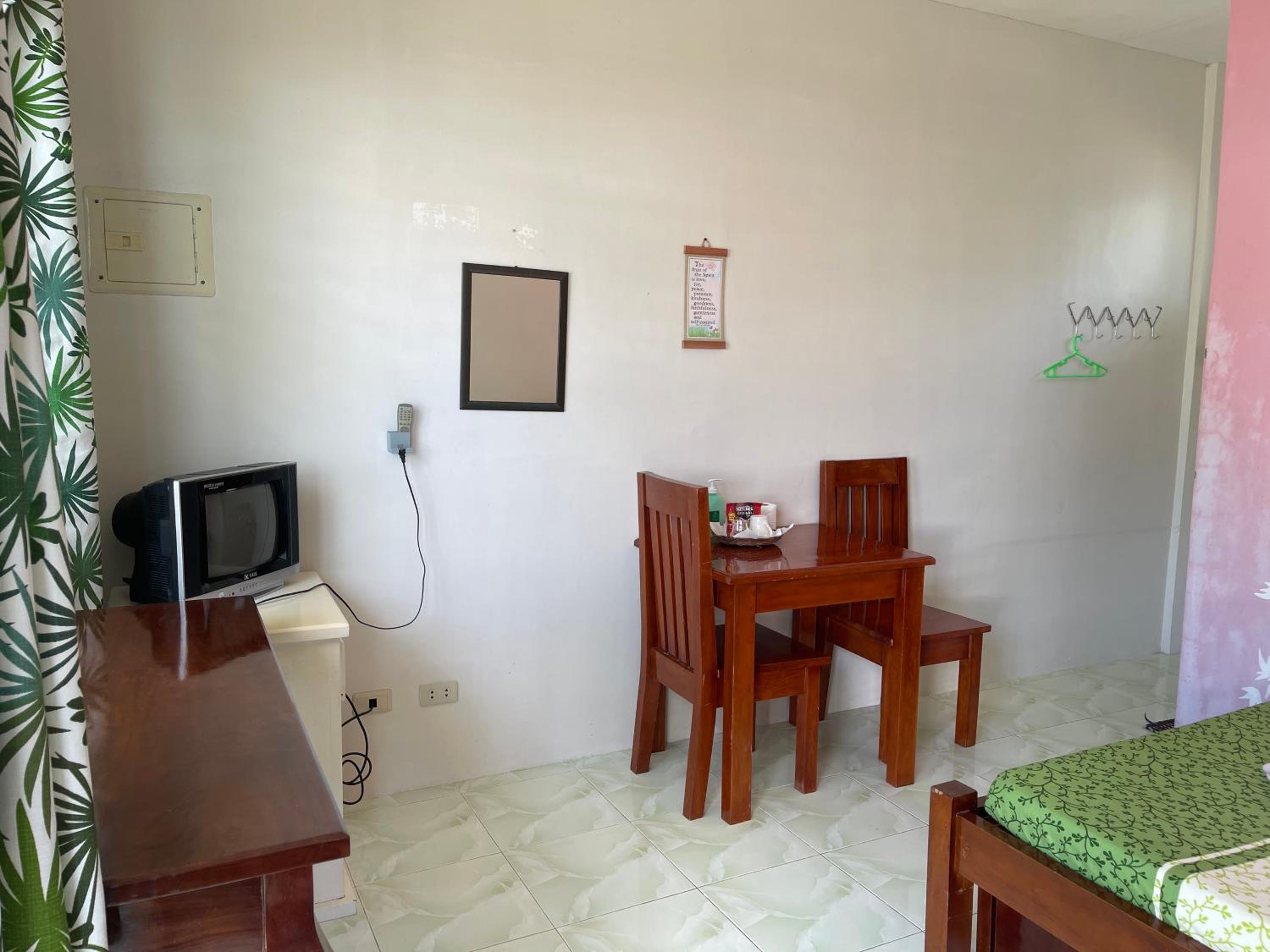 Double Room with Private Bathroom - Photo 36