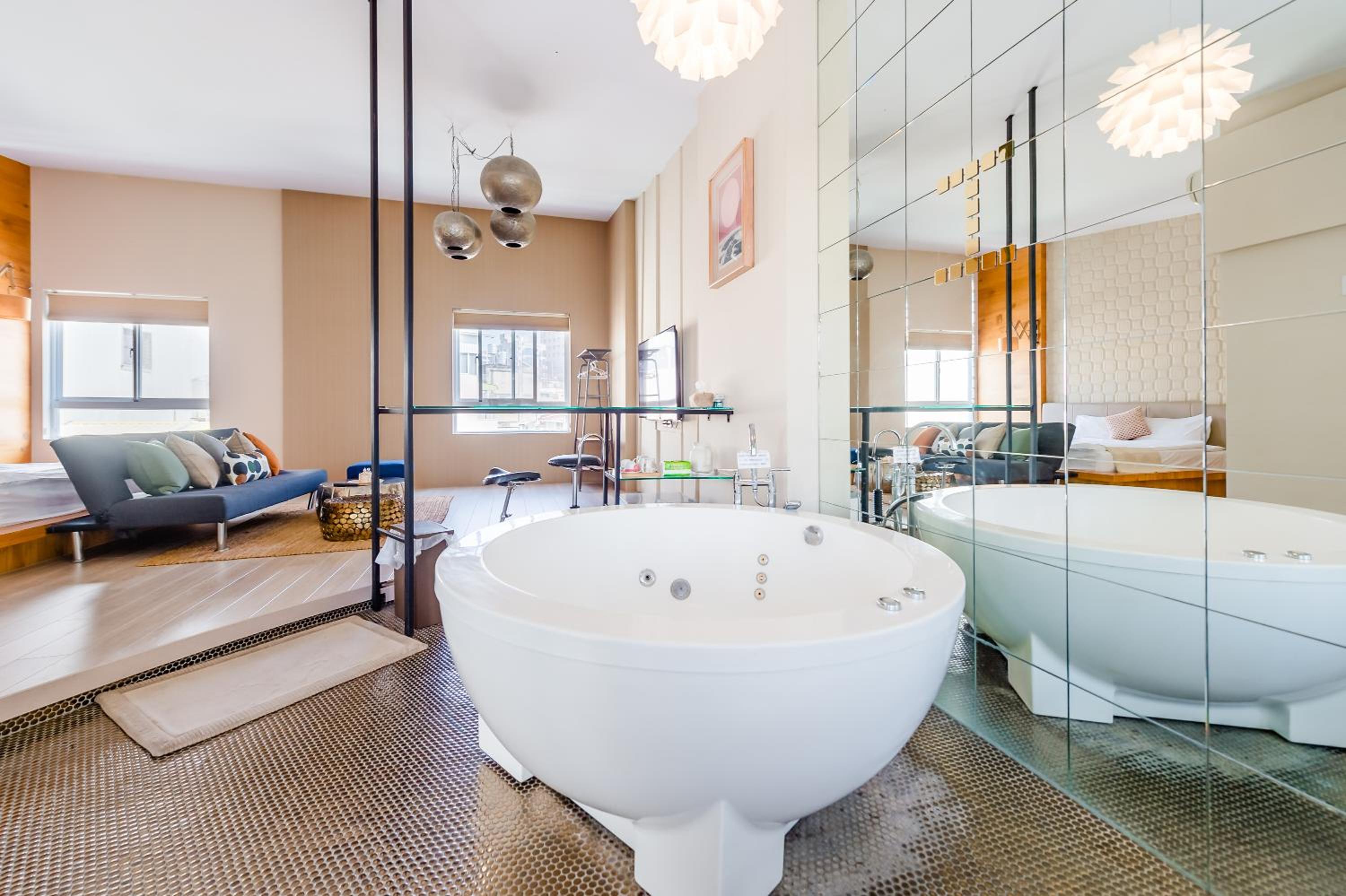 Deluxe Suite with Spa Bath - Photo 5