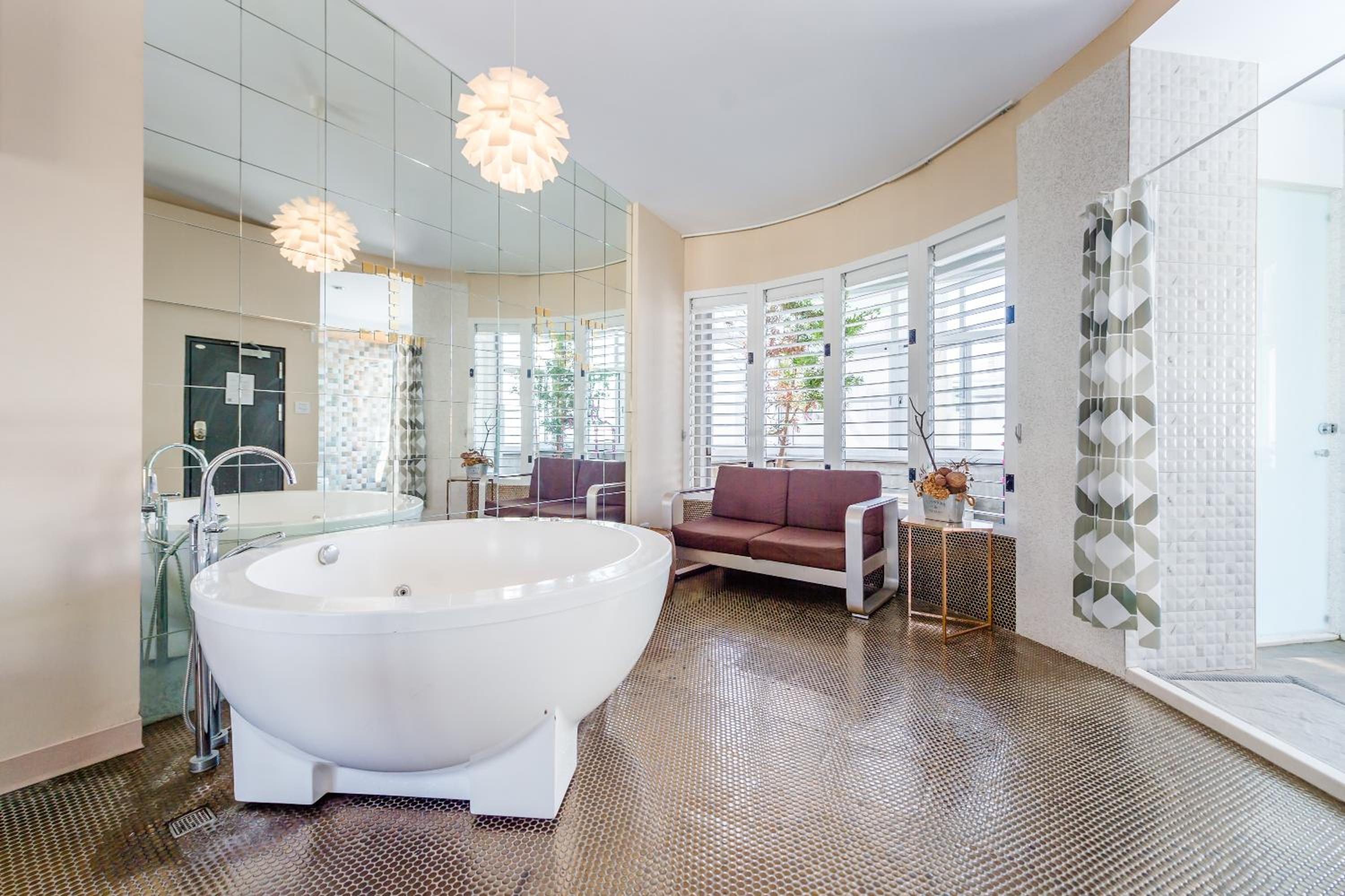 Deluxe Suite with Spa Bath - Photo 17