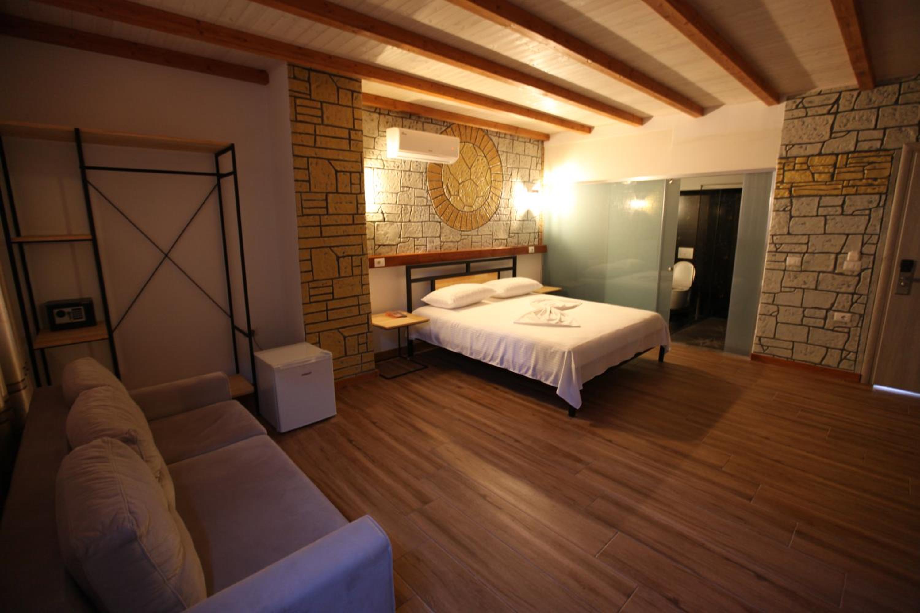 Deluxe Double Room with Balcony photo 2