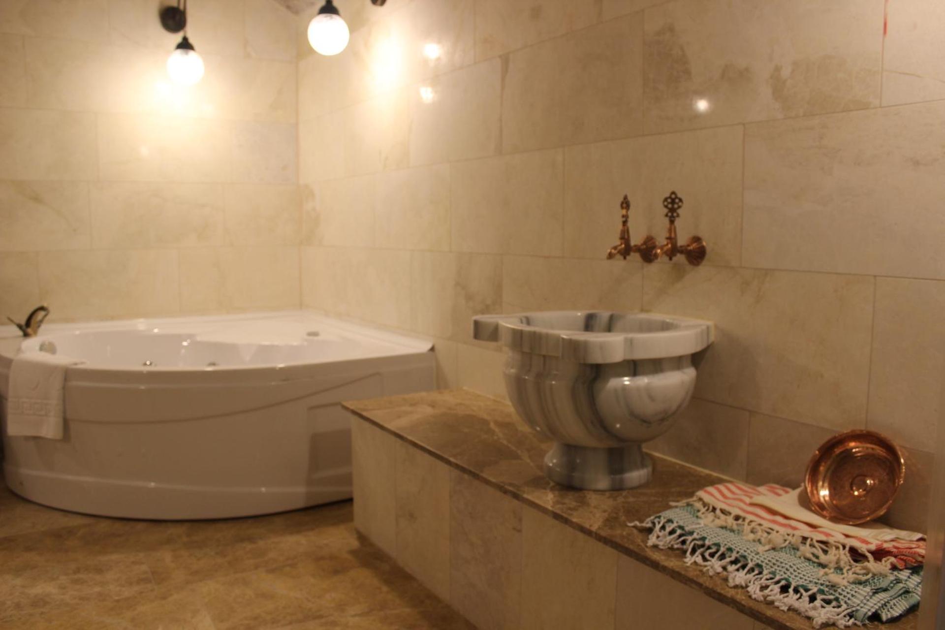 King Suite with Spa Bath - Photo 4