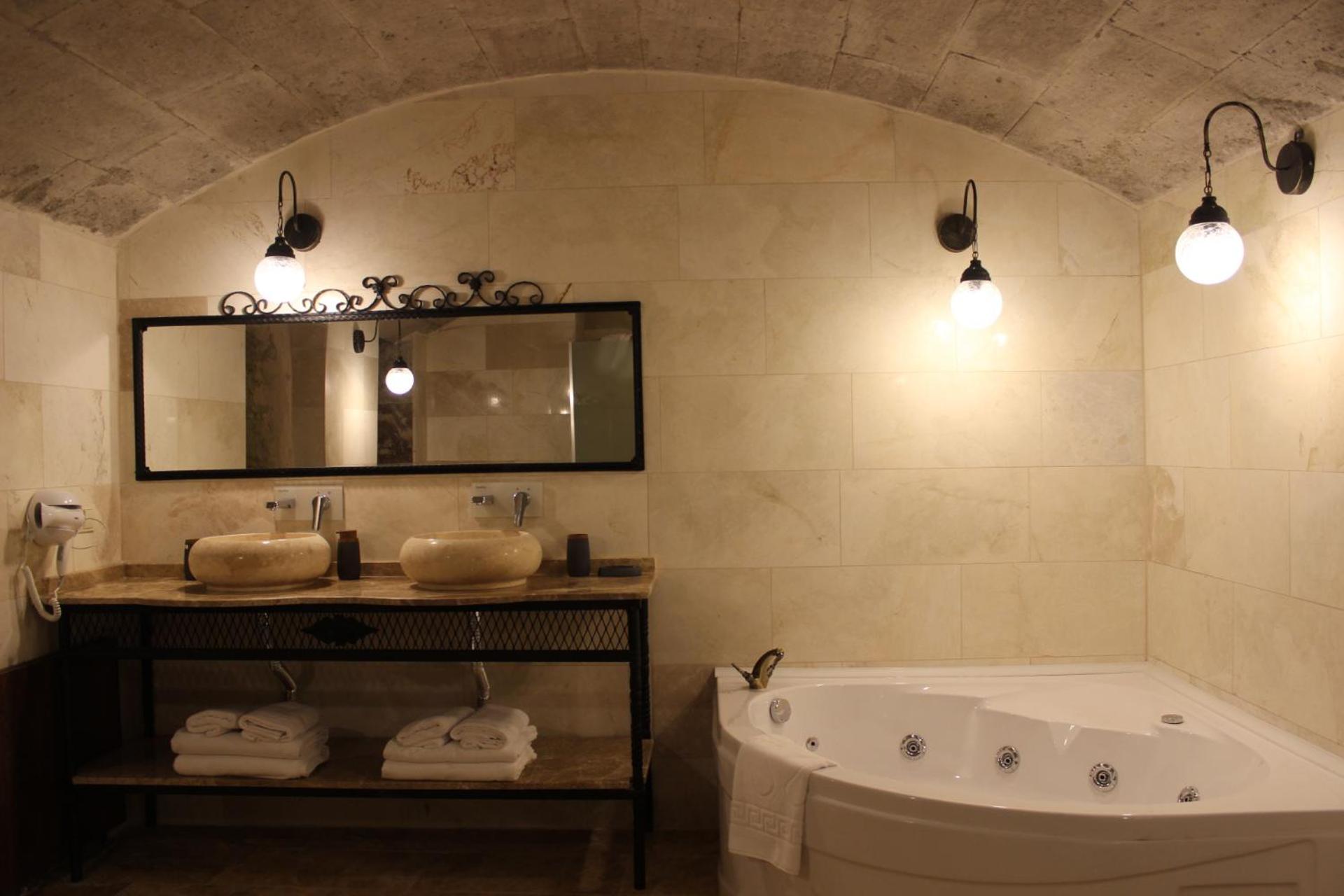 King Suite with Spa Bath - Photo 5