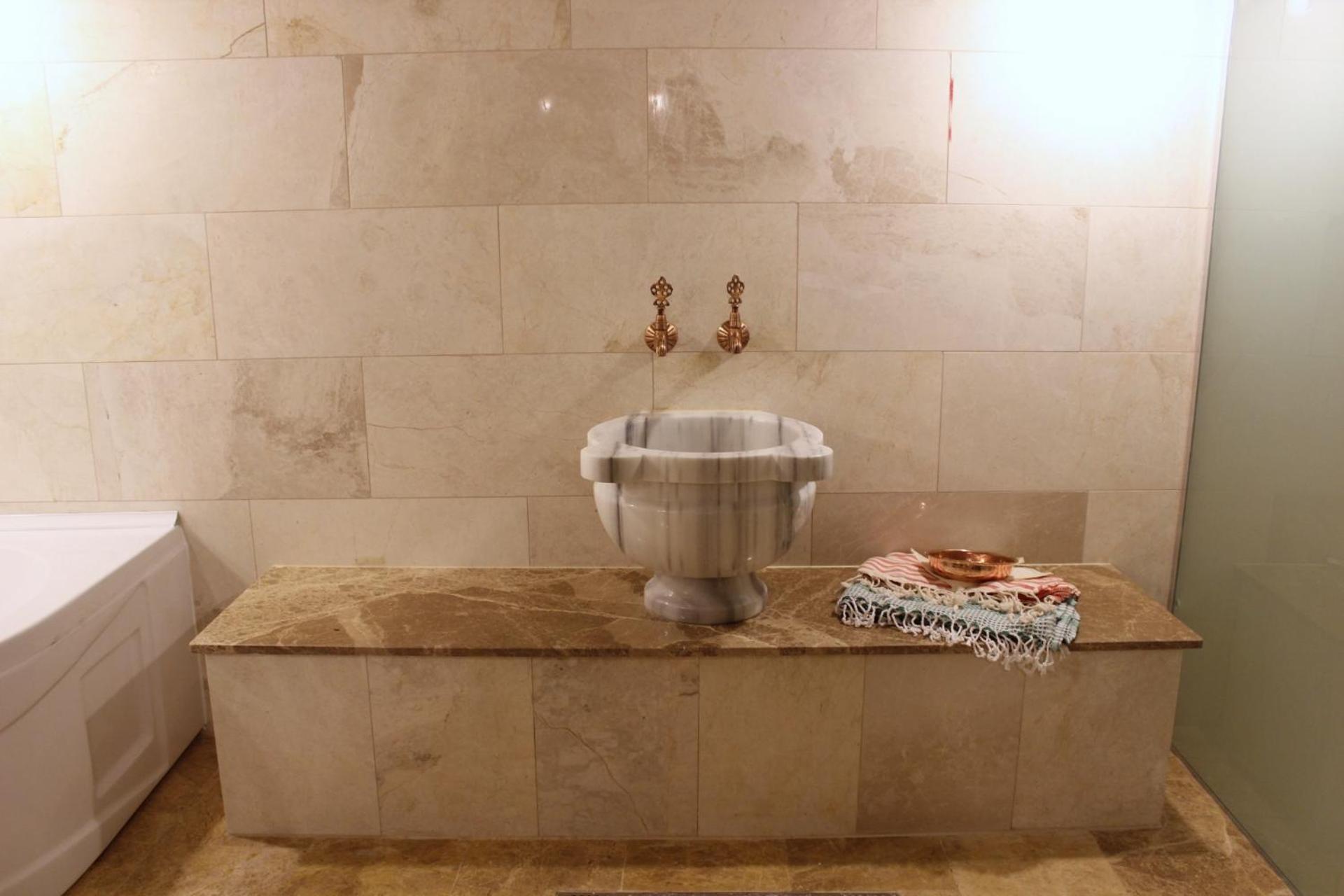 King Suite with Spa Bath - Photo 6
