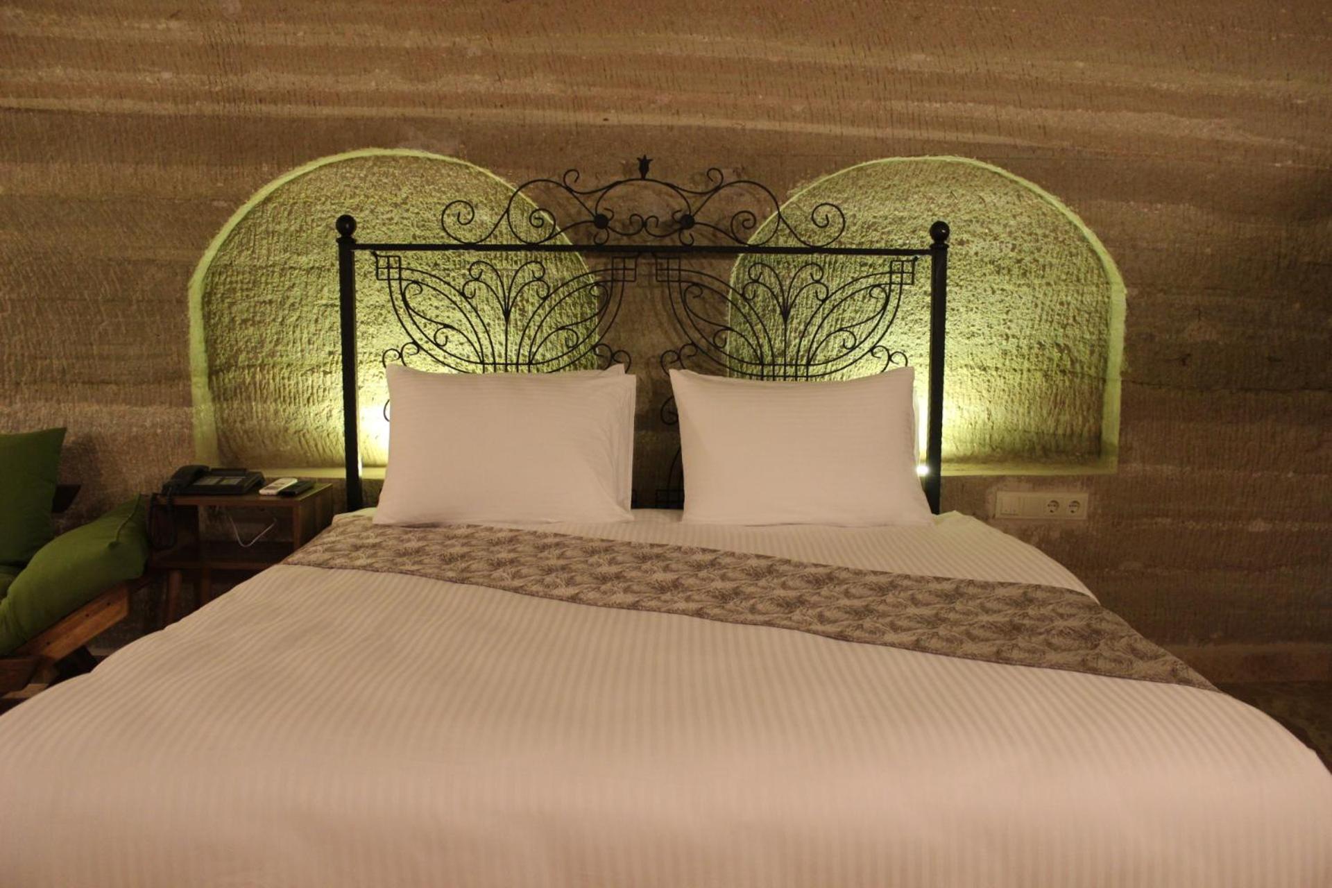 King Suite with Spa Bath - Photo 10