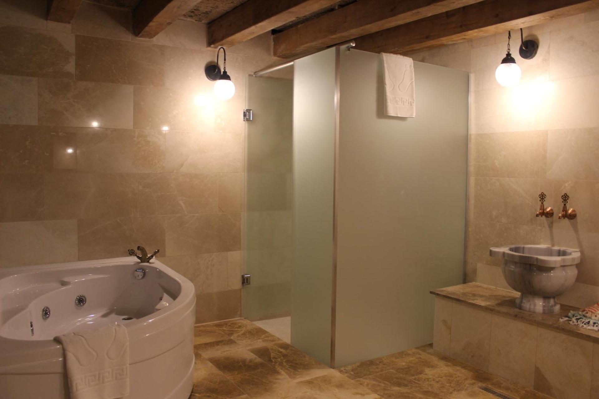 King Suite with Spa Bath - Photo 7
