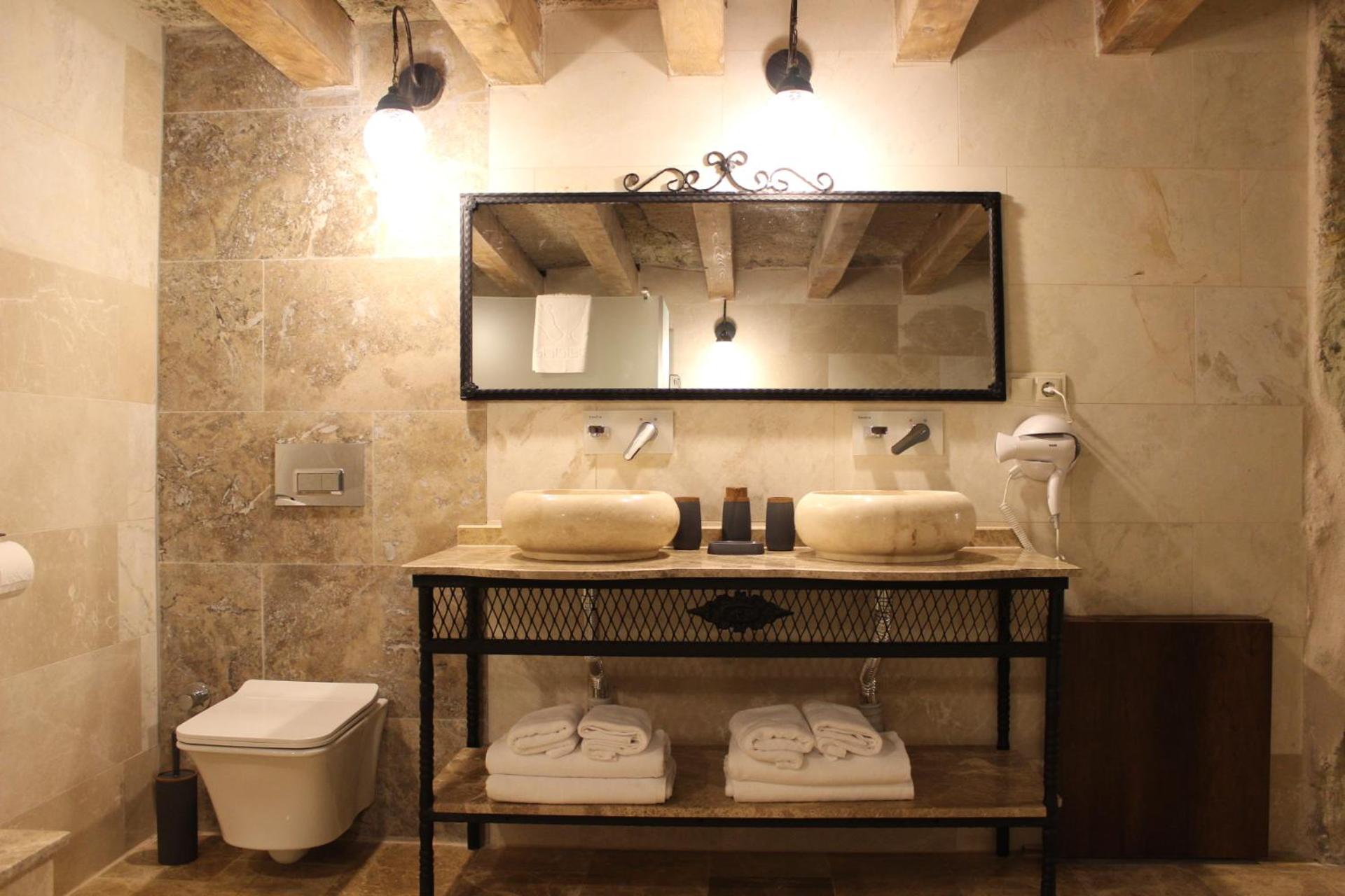 King Suite with Spa Bath - Photo 3