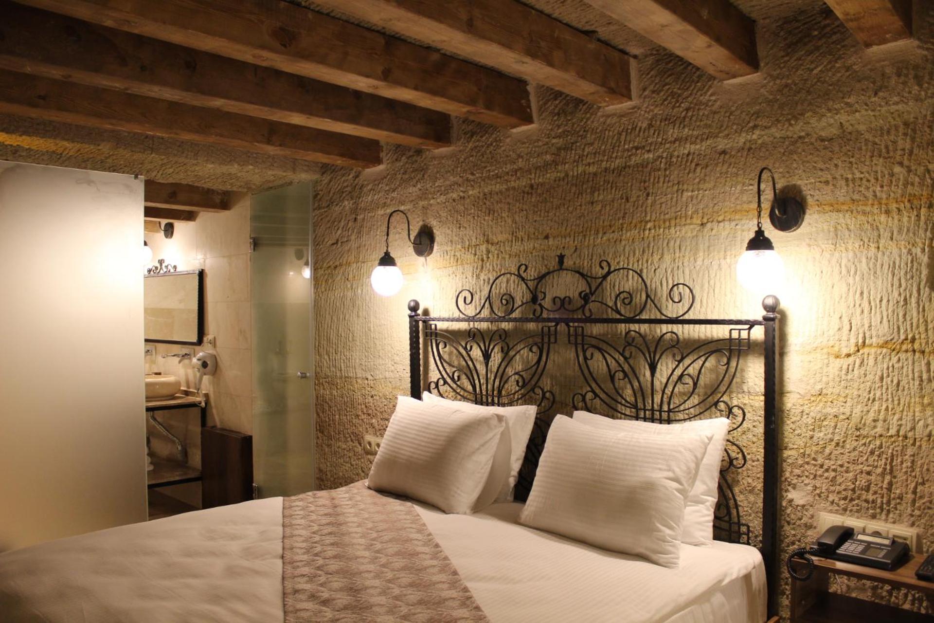 King Suite with Spa Bath - Photo 1