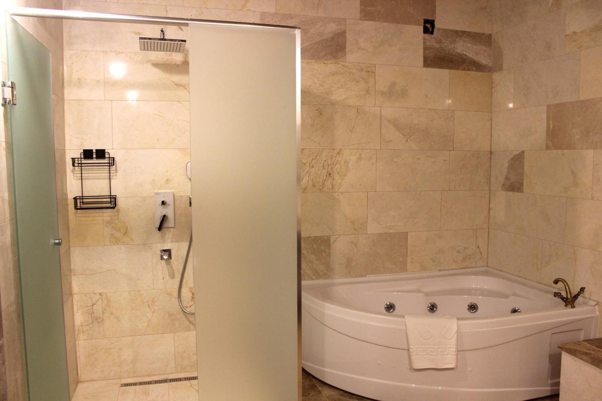 Triple Room with Bath - Photo 3