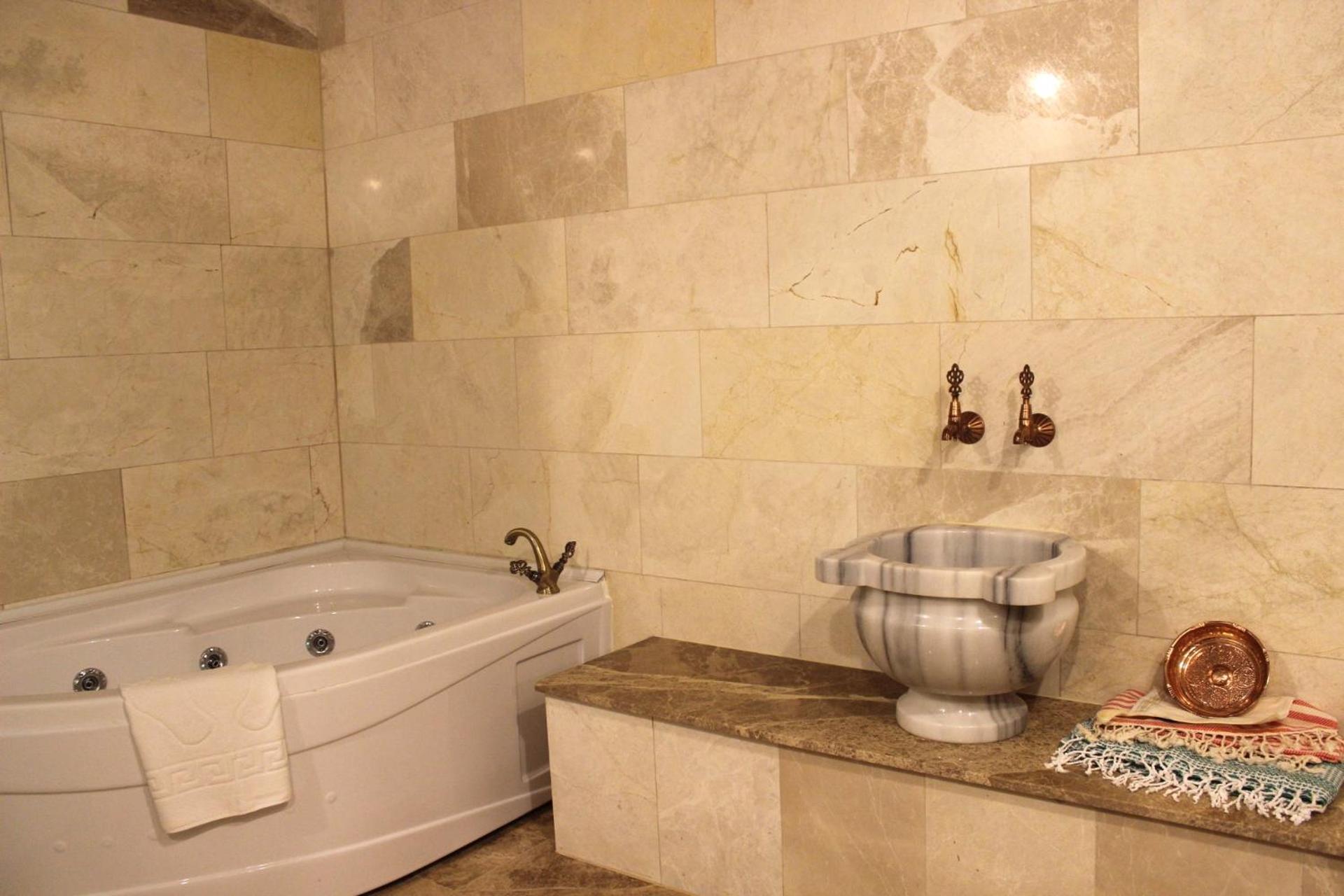 Triple Room with Bath - Photo 2