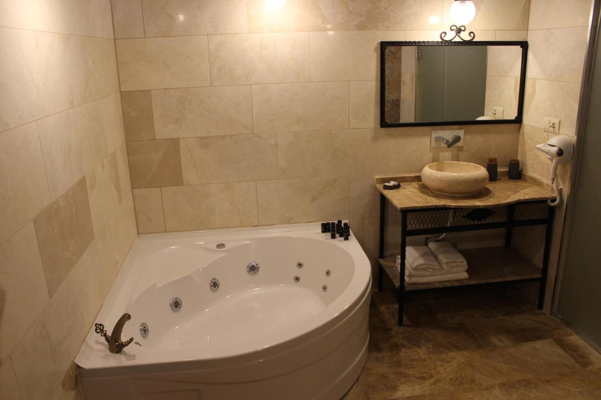 Deluxe Suite with Spa Bath photo 2