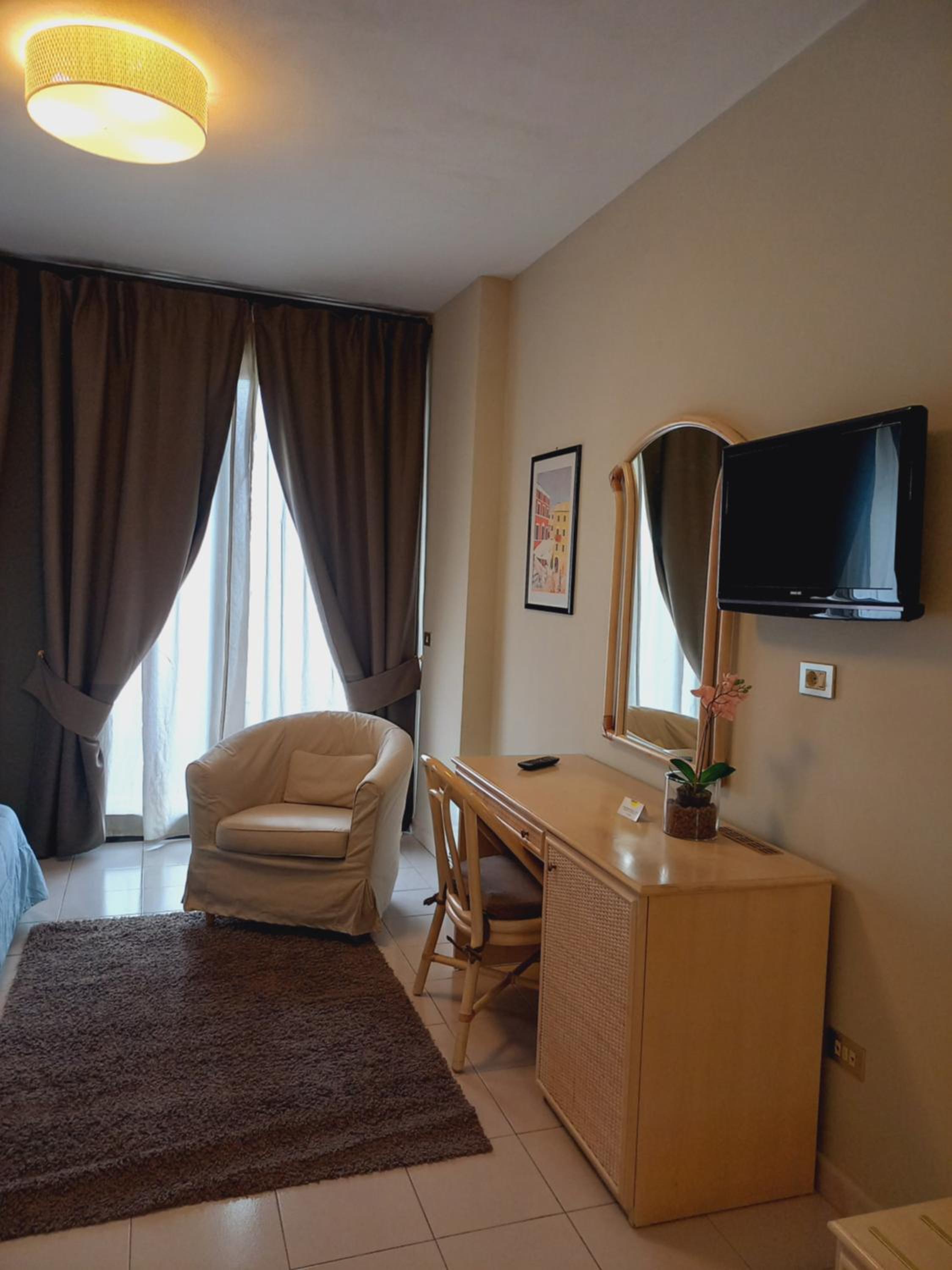 Deluxe Double Room - Photo 9