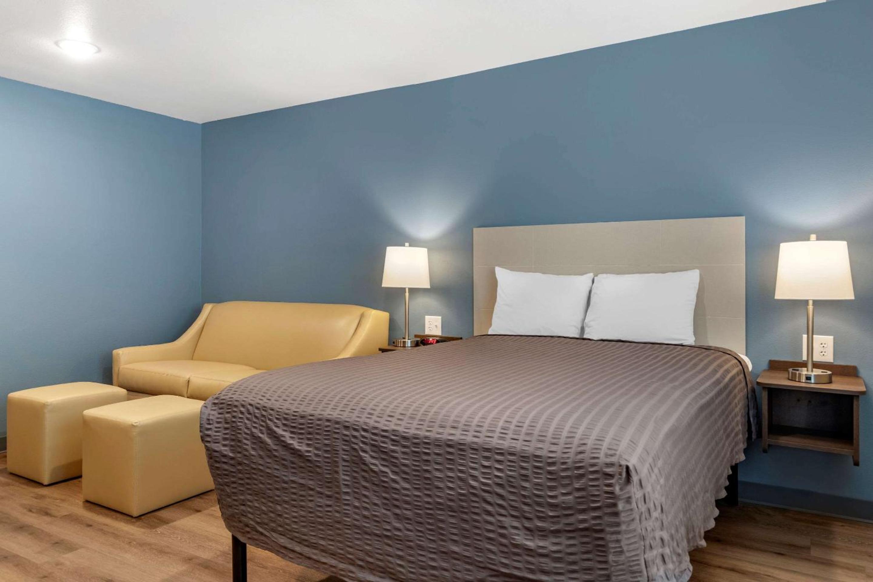 Standard Queen Room with Sofa Bed - Non-Smoking - Photo 3
