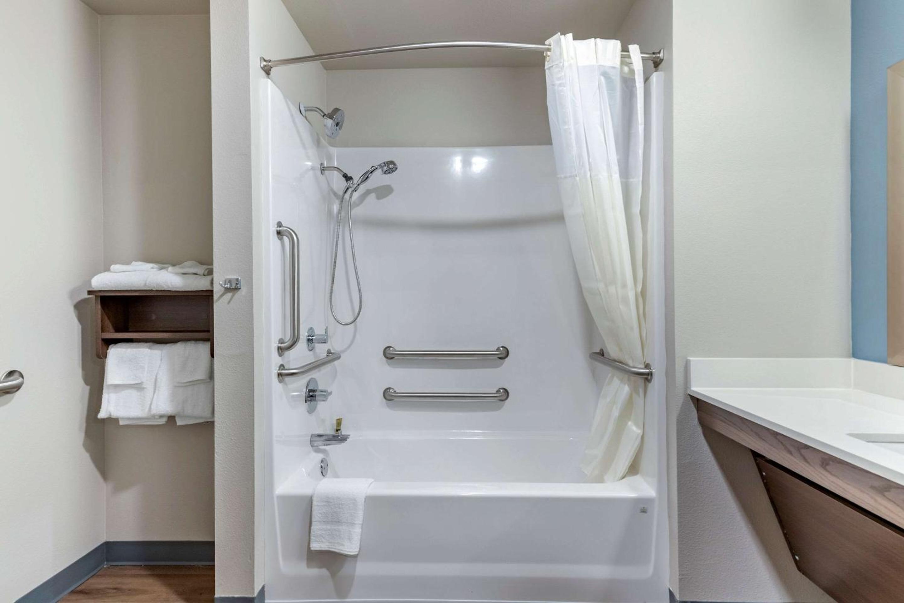 Queen Room with Two Queen Beds - Accessible/Non-Smoking  - Photo 2
