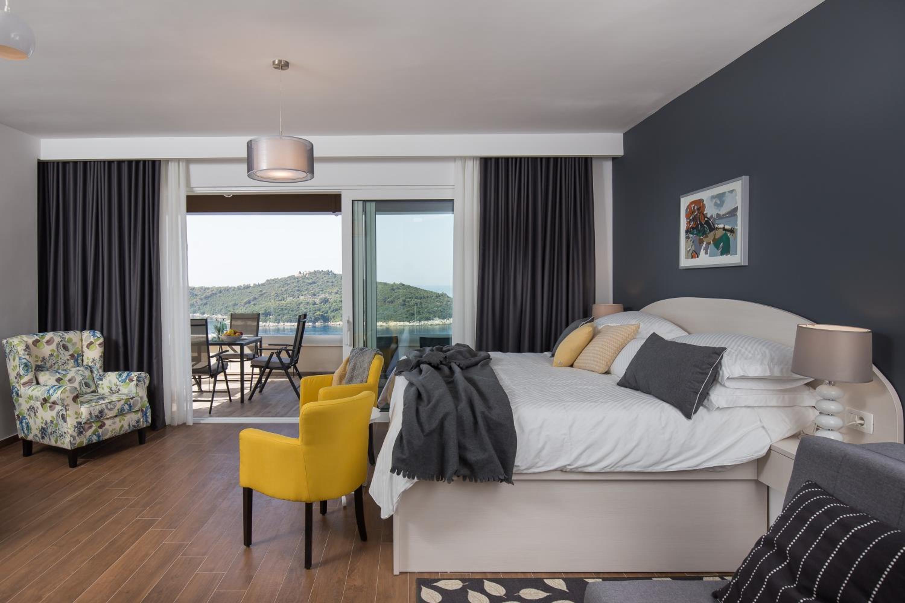 Studio Apartment with Terrace and Sea View