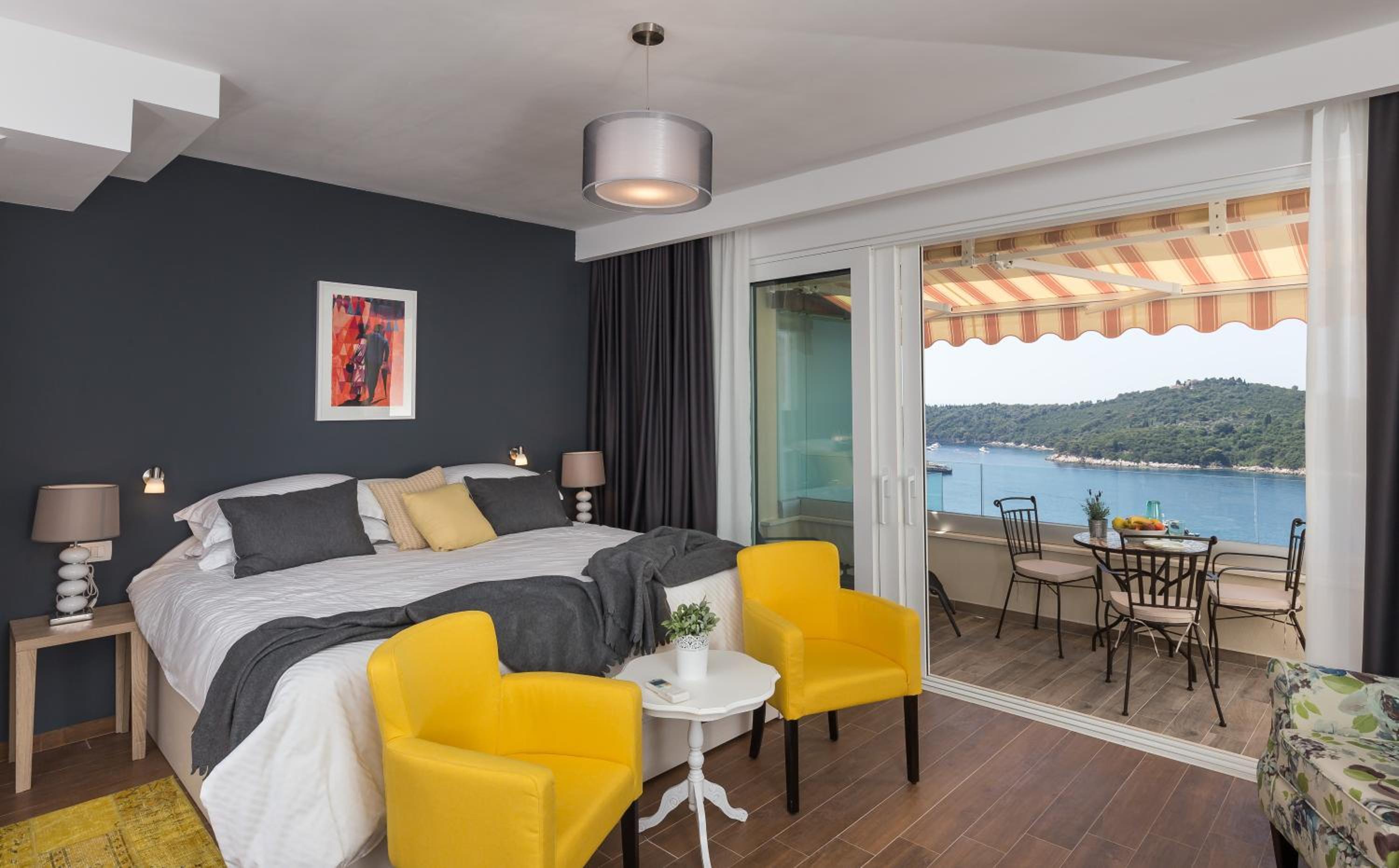 Studio Apartment with Balcony and Sea View