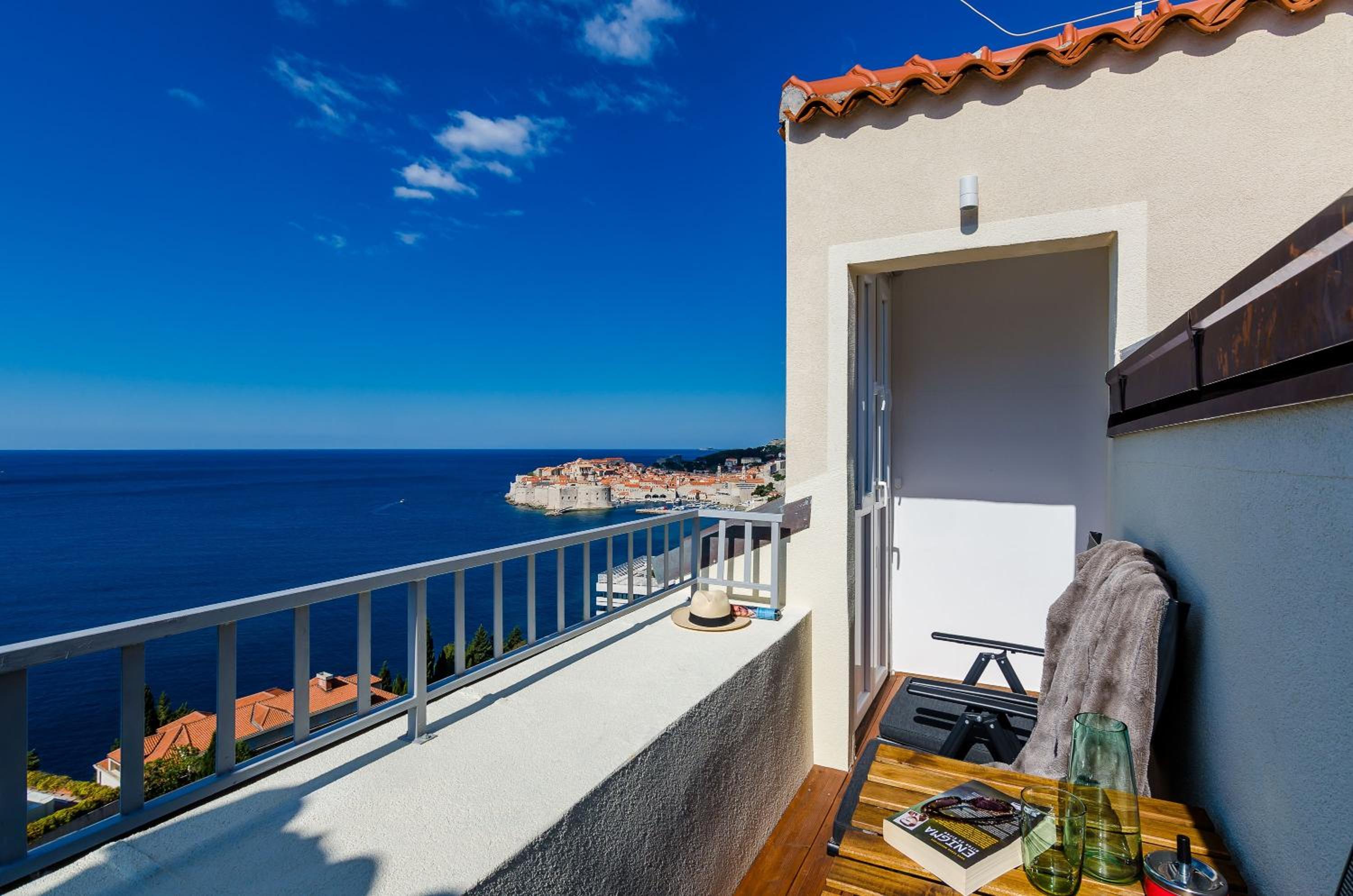 One-Bedroom Apartment with Balcony and Sea View photo 3