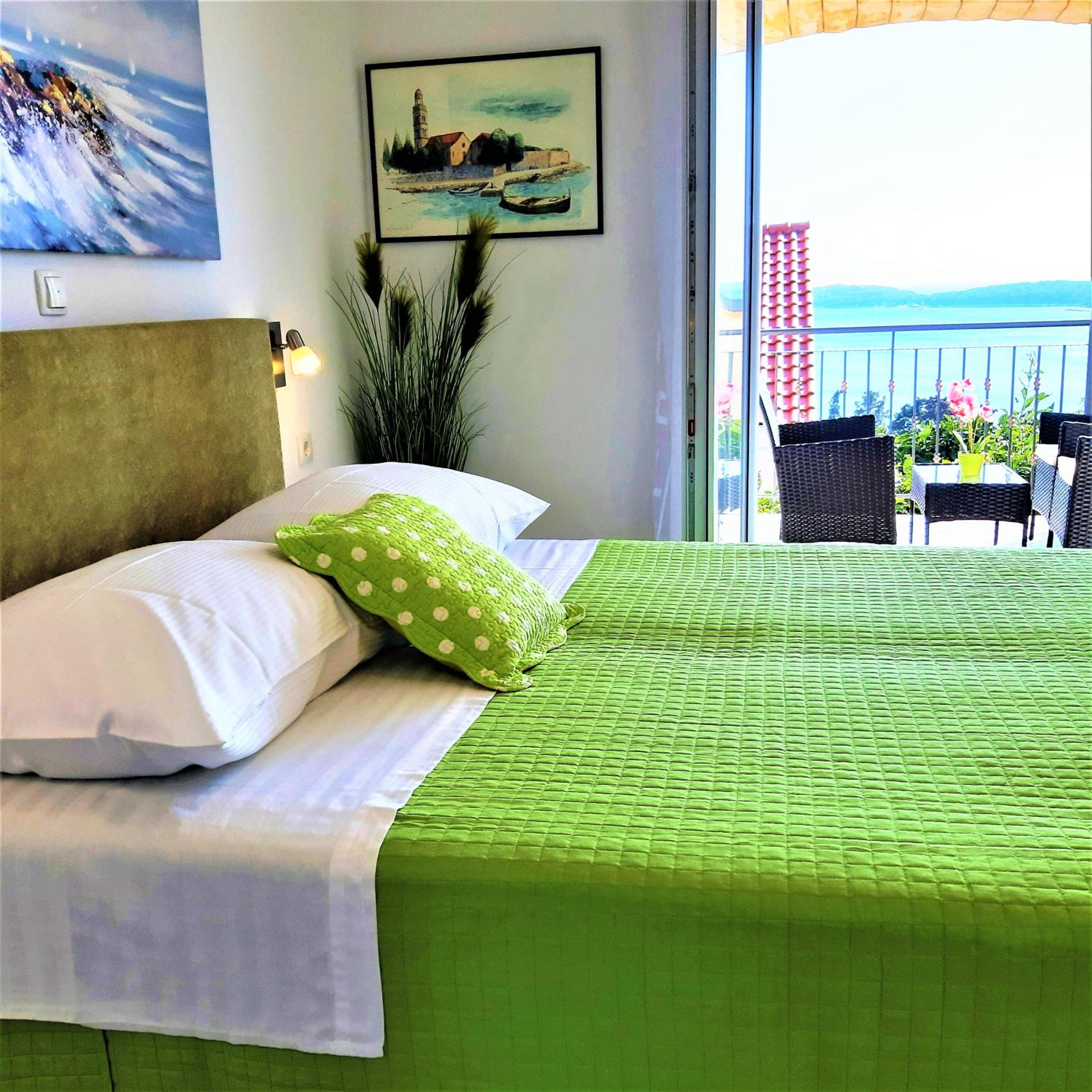 Apartment with Balcony and Sea View