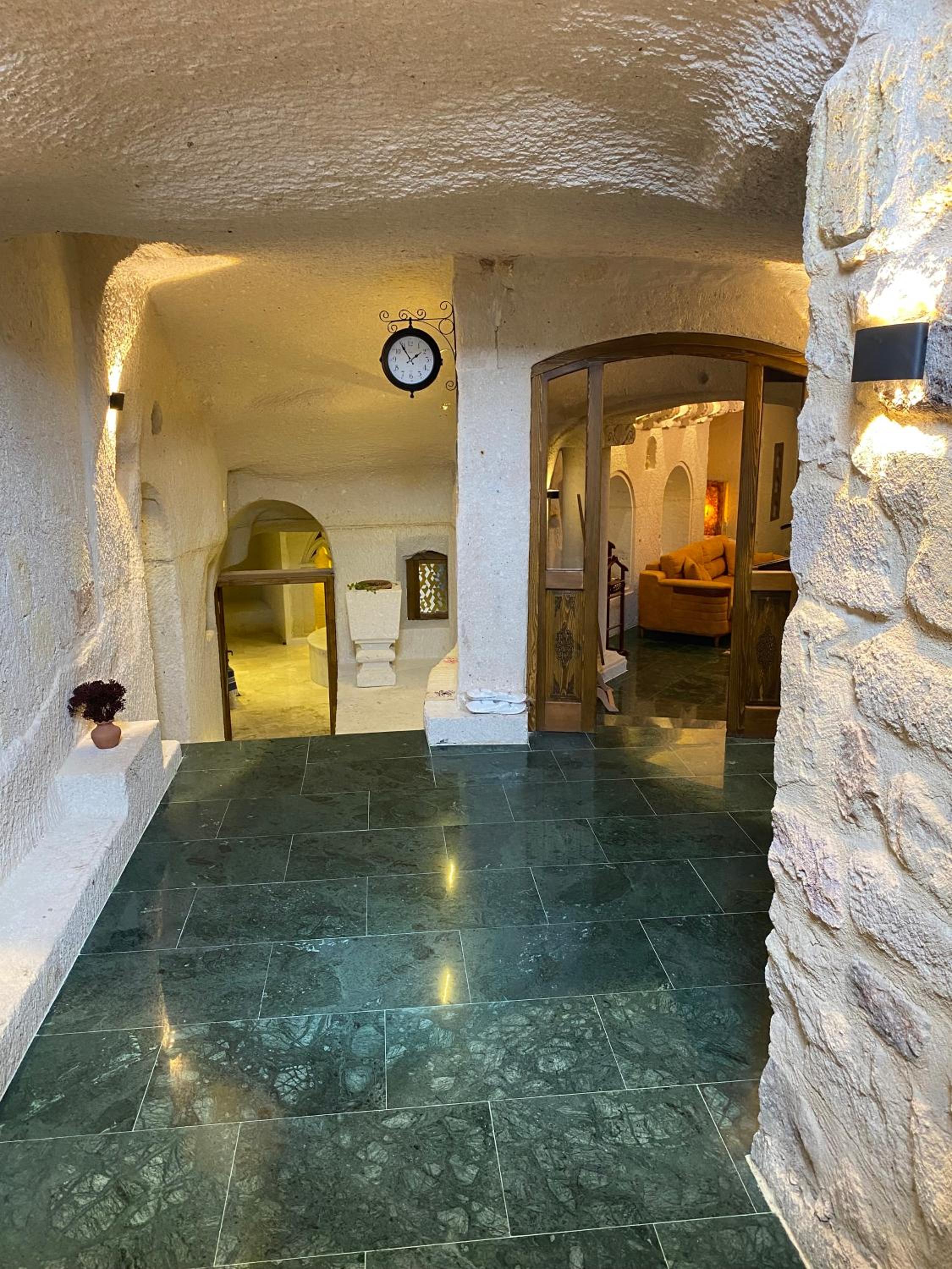 King Suite with Spa Bath - Photo 7