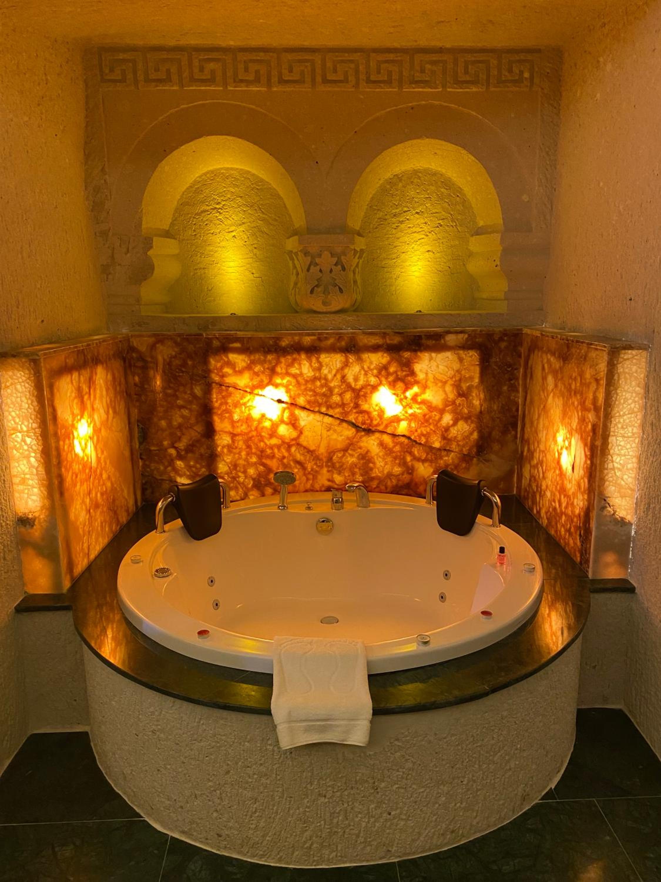 King Suite with Spa Bath - Photo 5