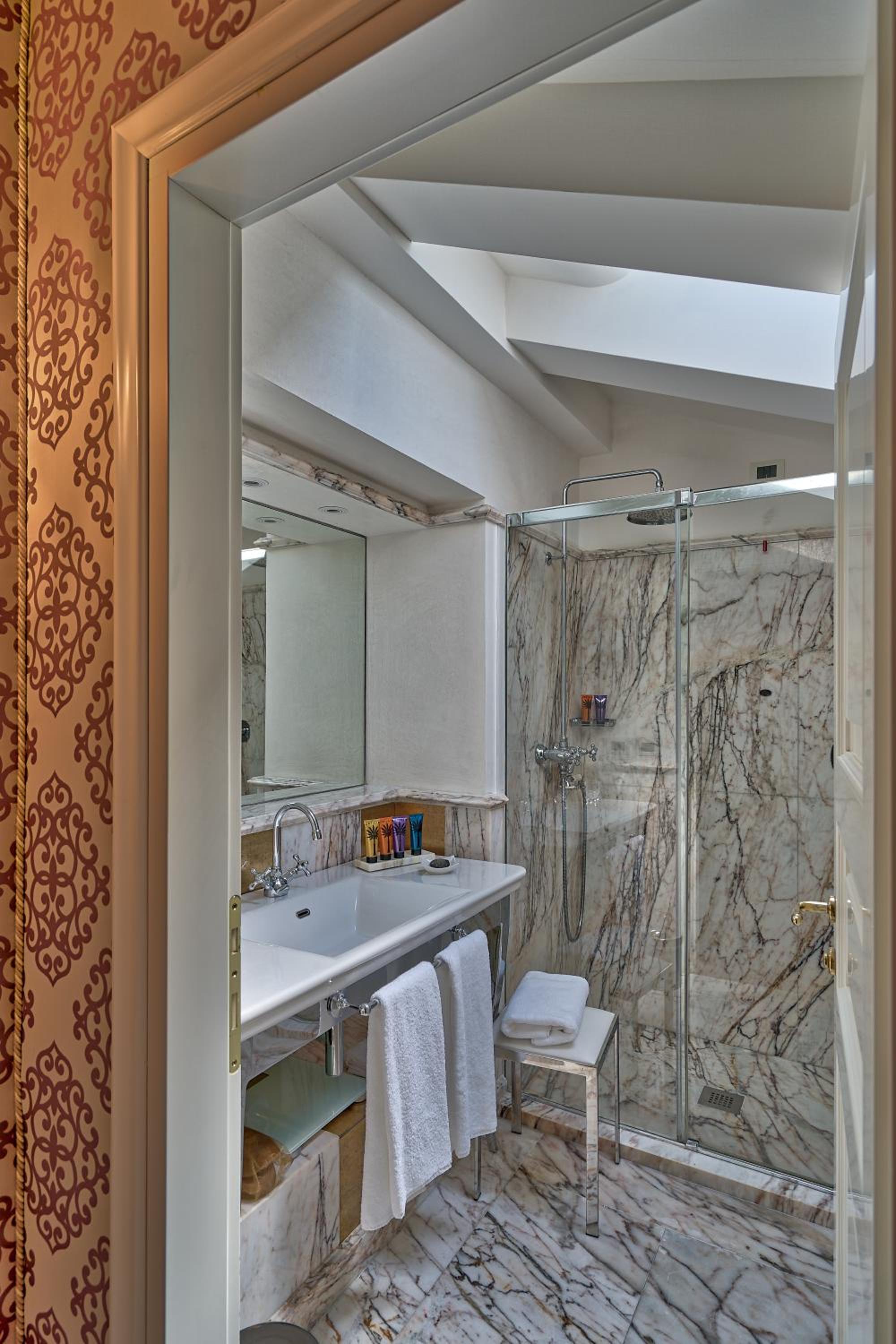 Suite - Photo 4