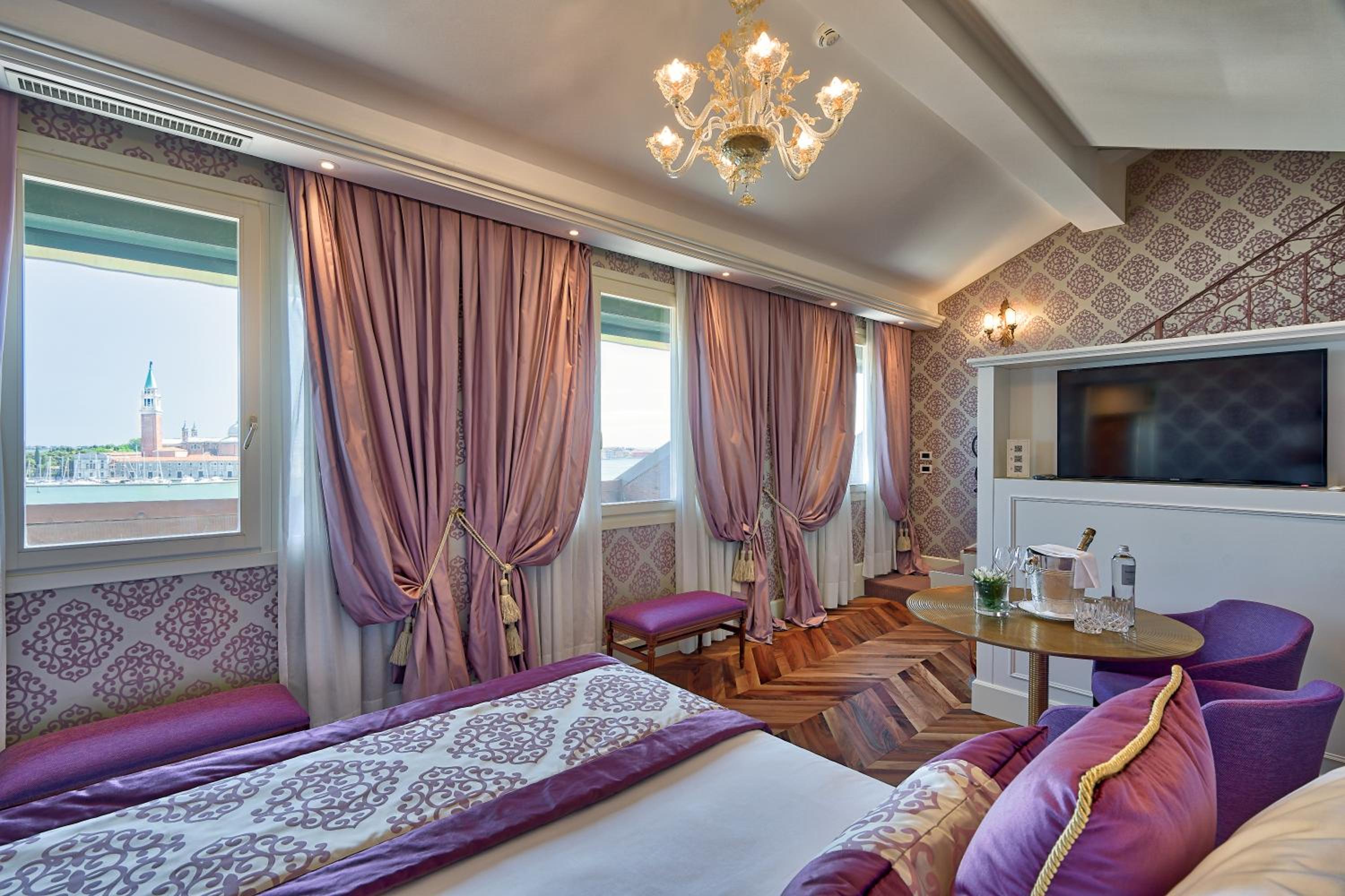 Suite - Photo 1