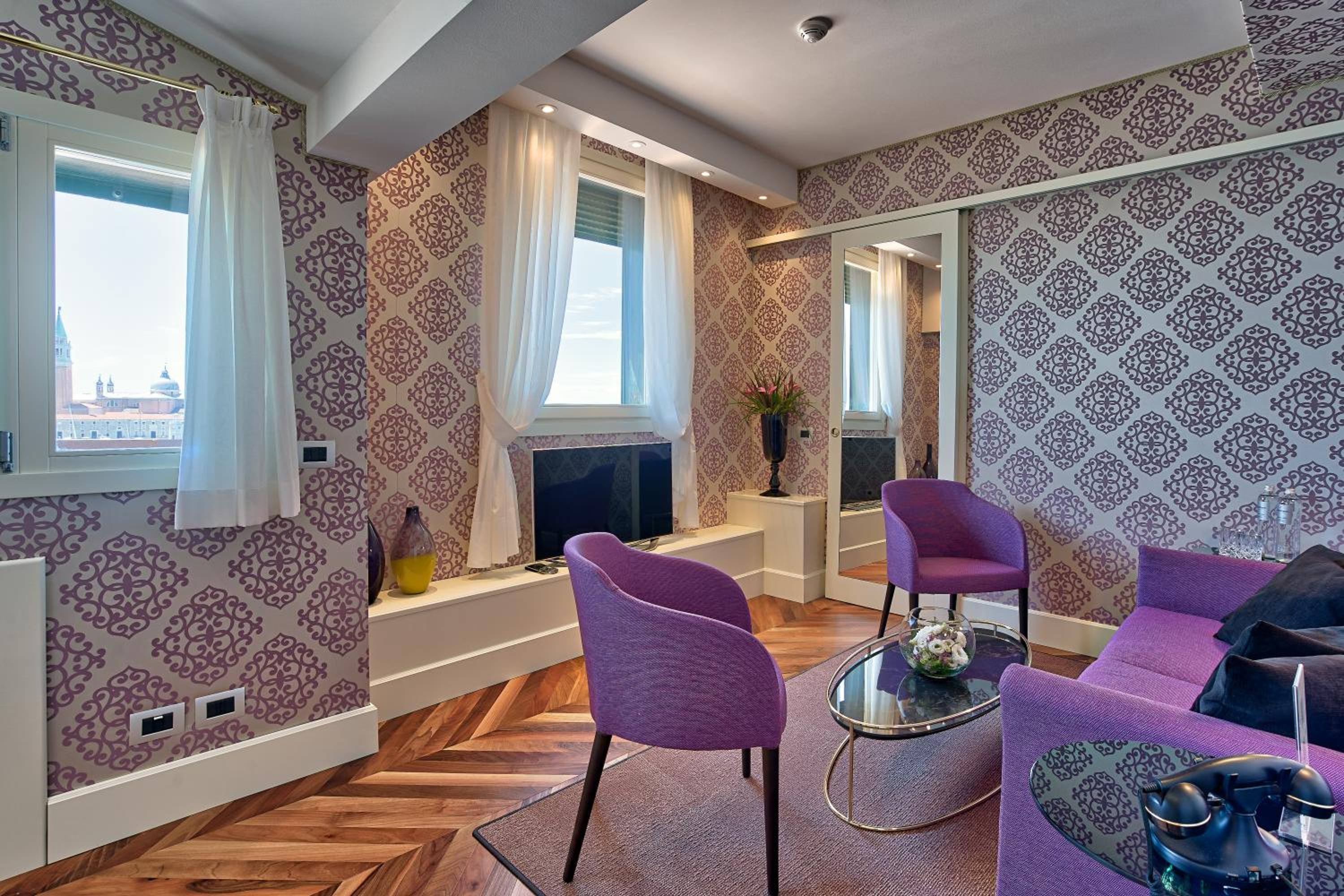 Suite - Photo 2