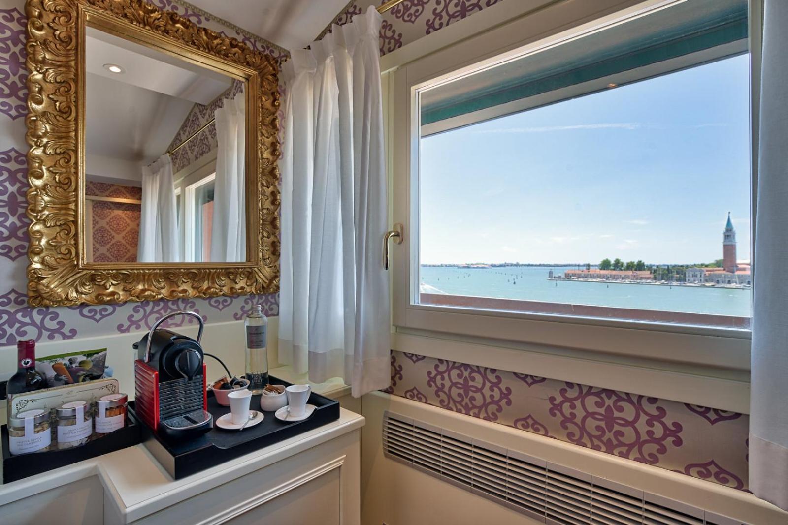 Suite - Photo 3