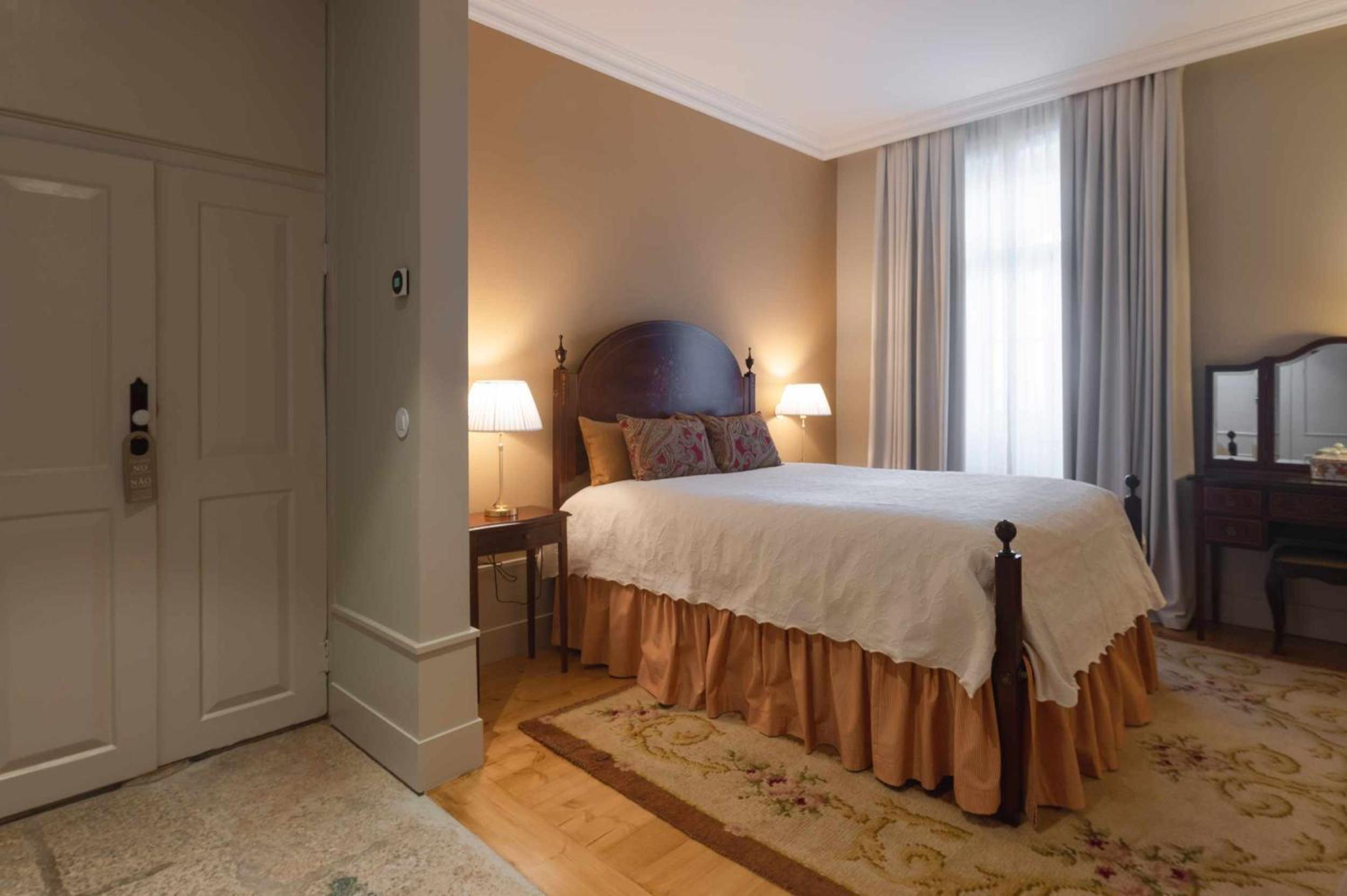 Deluxe Double Room (2 Adults + 1 Child)