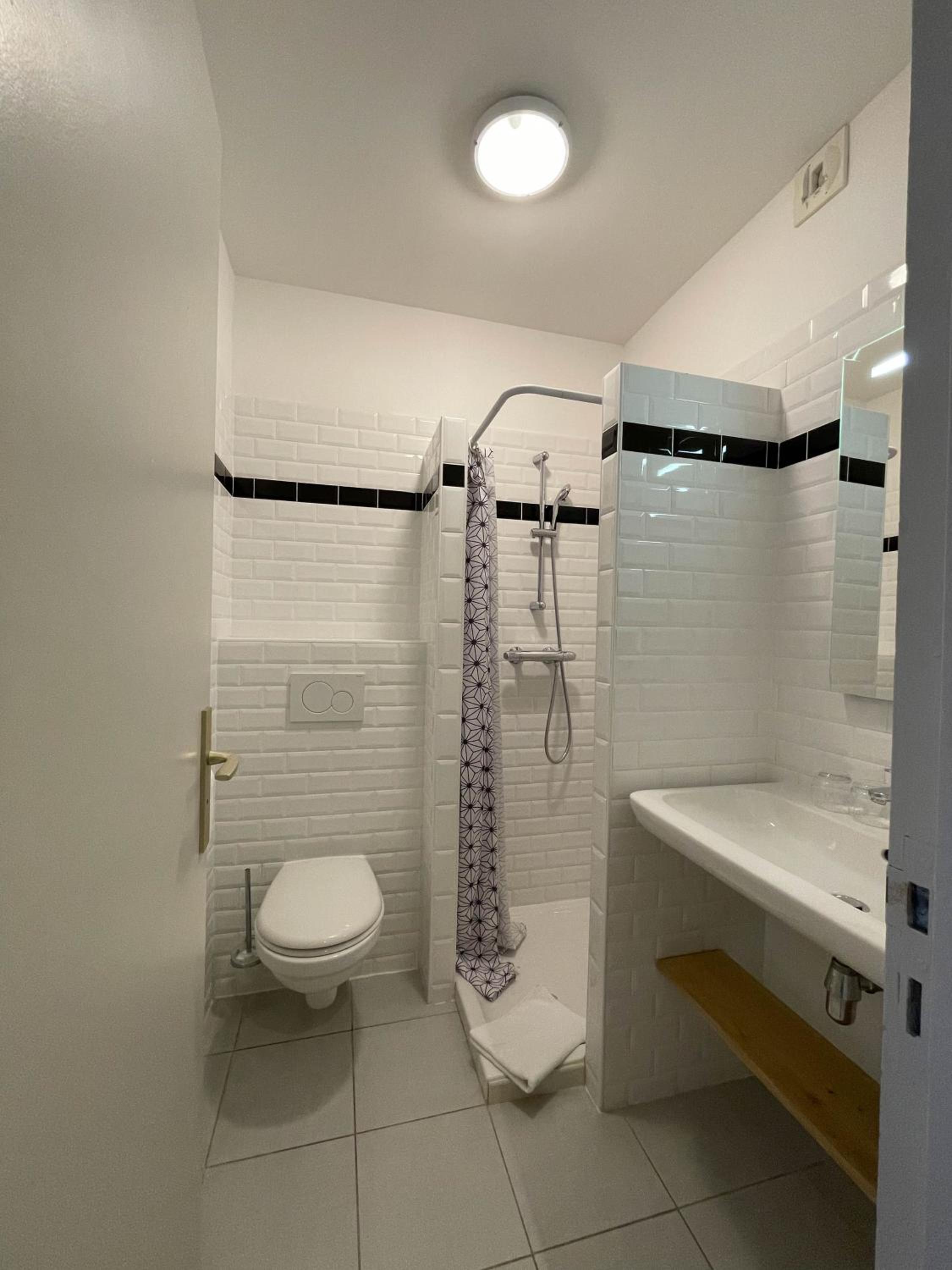 Double Room with Shower - Old City View - Photo 2