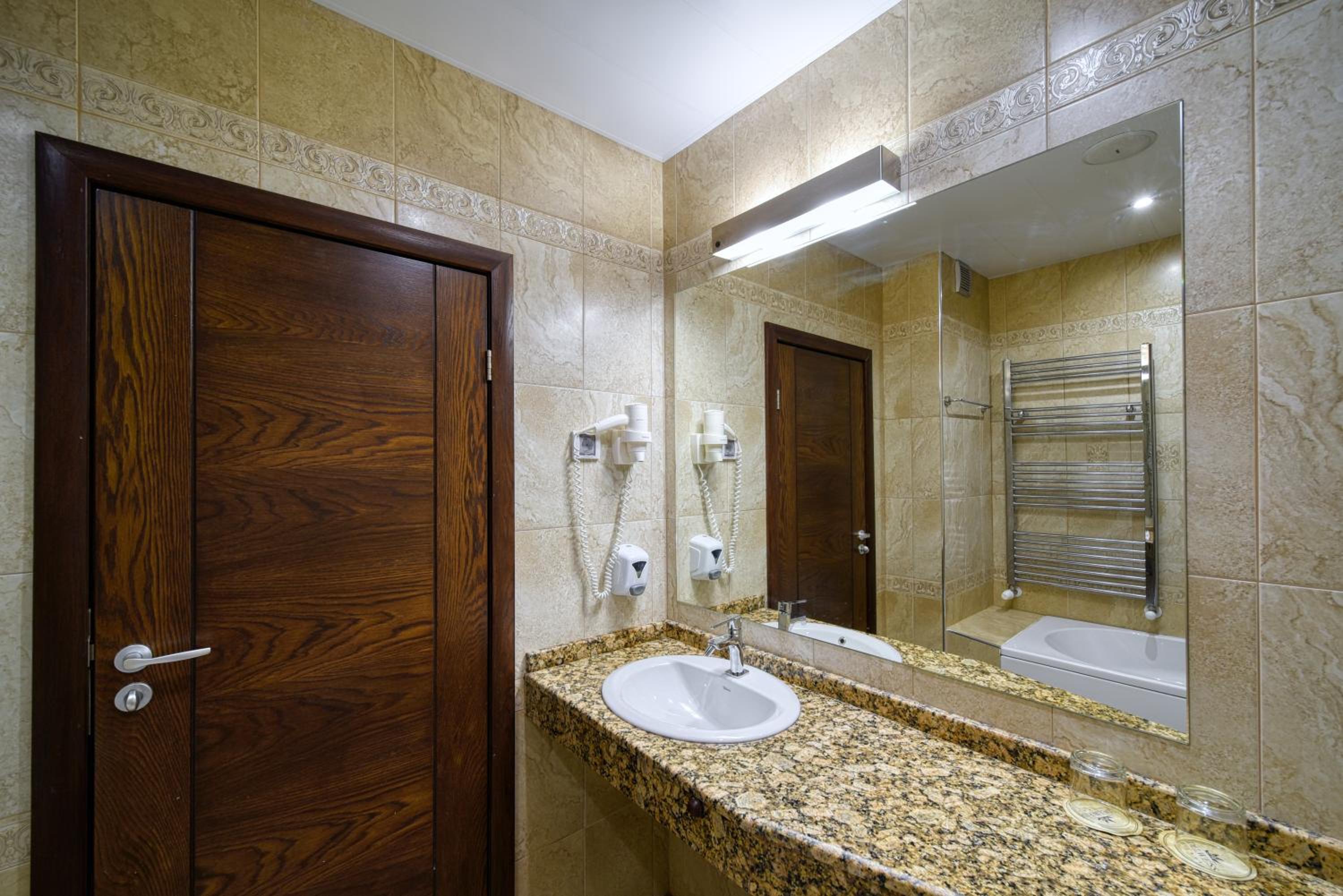 Deluxe Two-Bedroom Apartment with Balcony - Photo 15