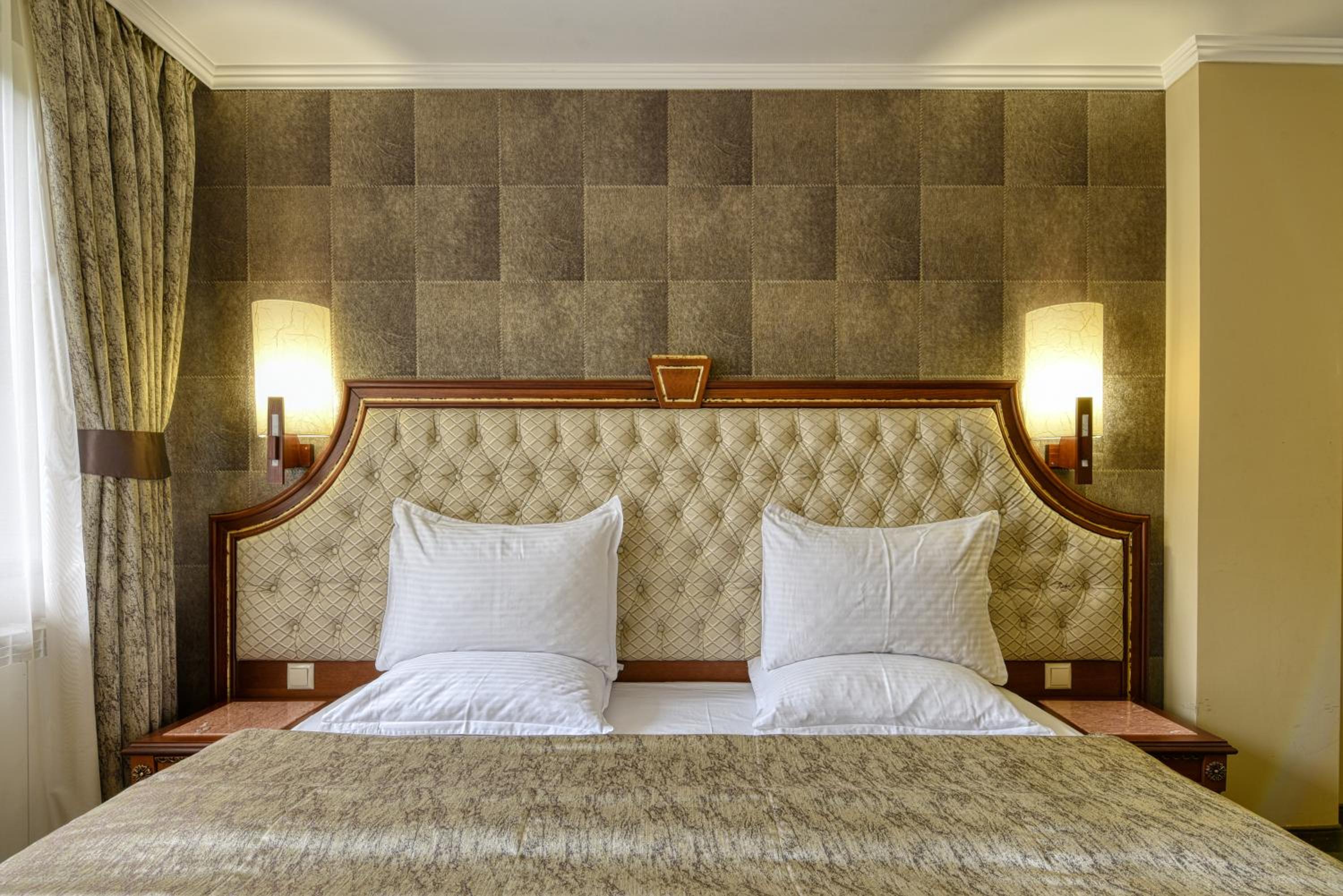 Two-Bedroom Suite with Balcony - Photo 16
