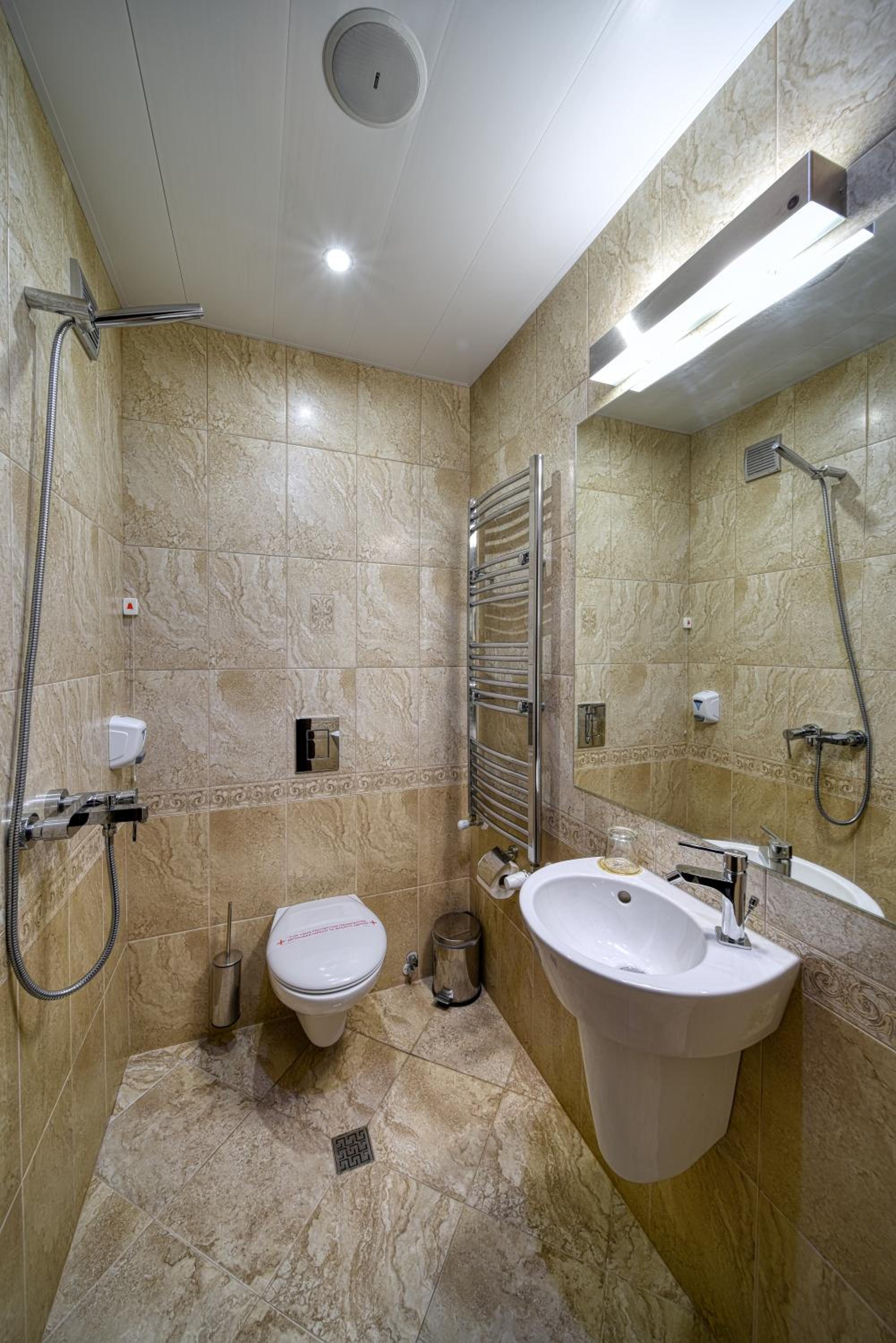 Two-Bedroom Suite with Balcony - Photo 20