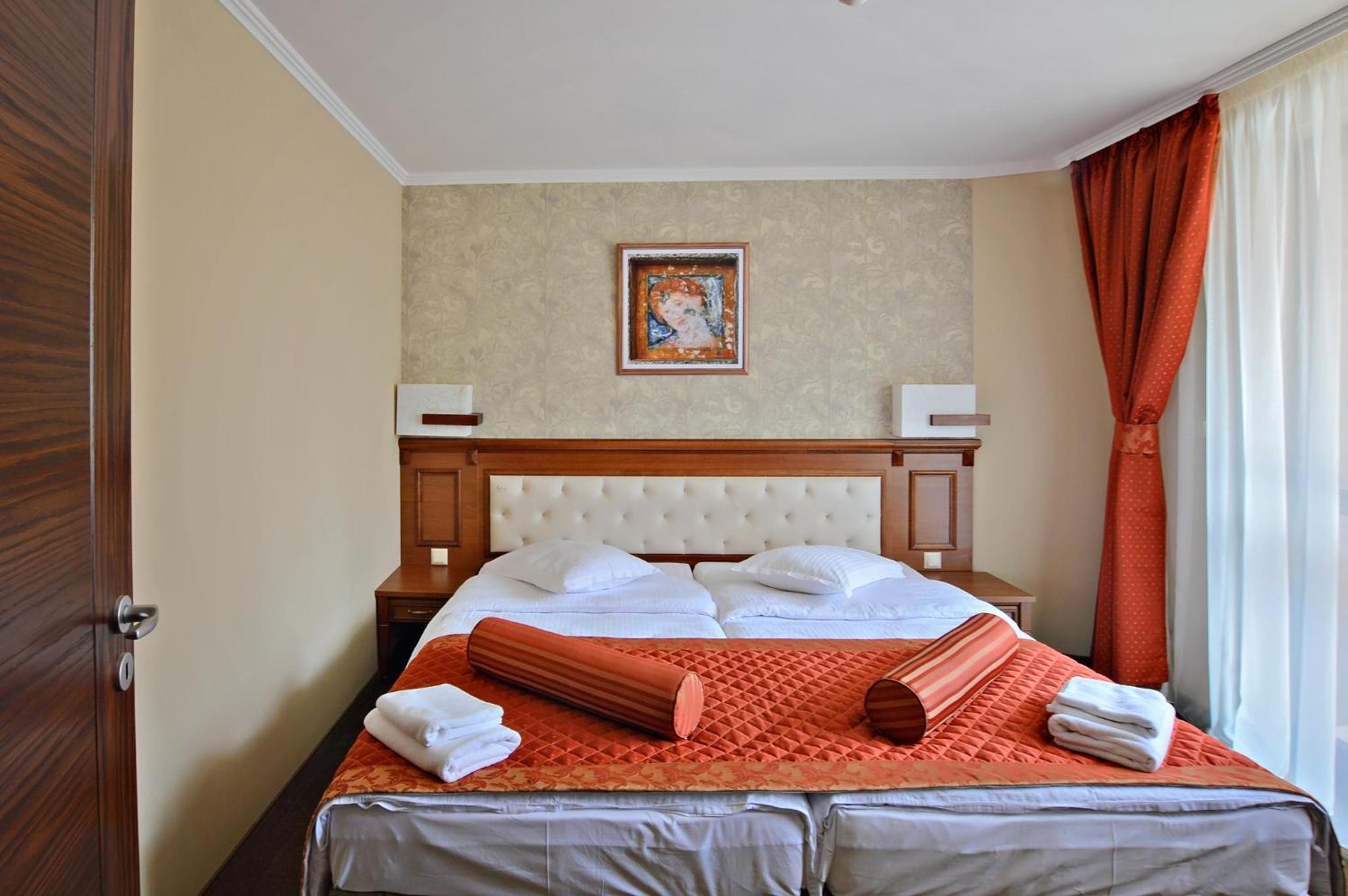 Two-Bedroom Apartment with Balcony - Photo 8