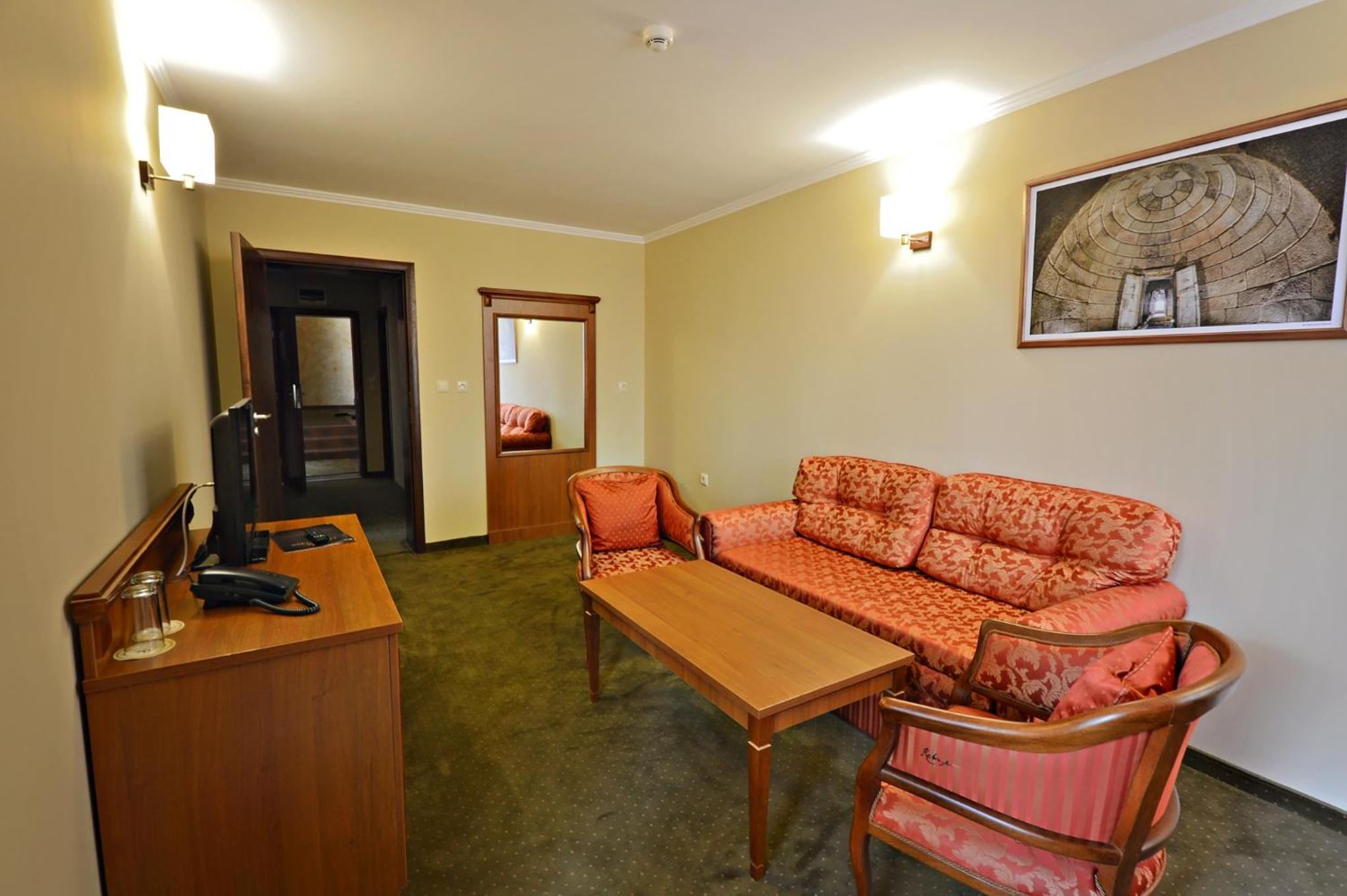 Two-Bedroom Apartment with Balcony - Photo 9