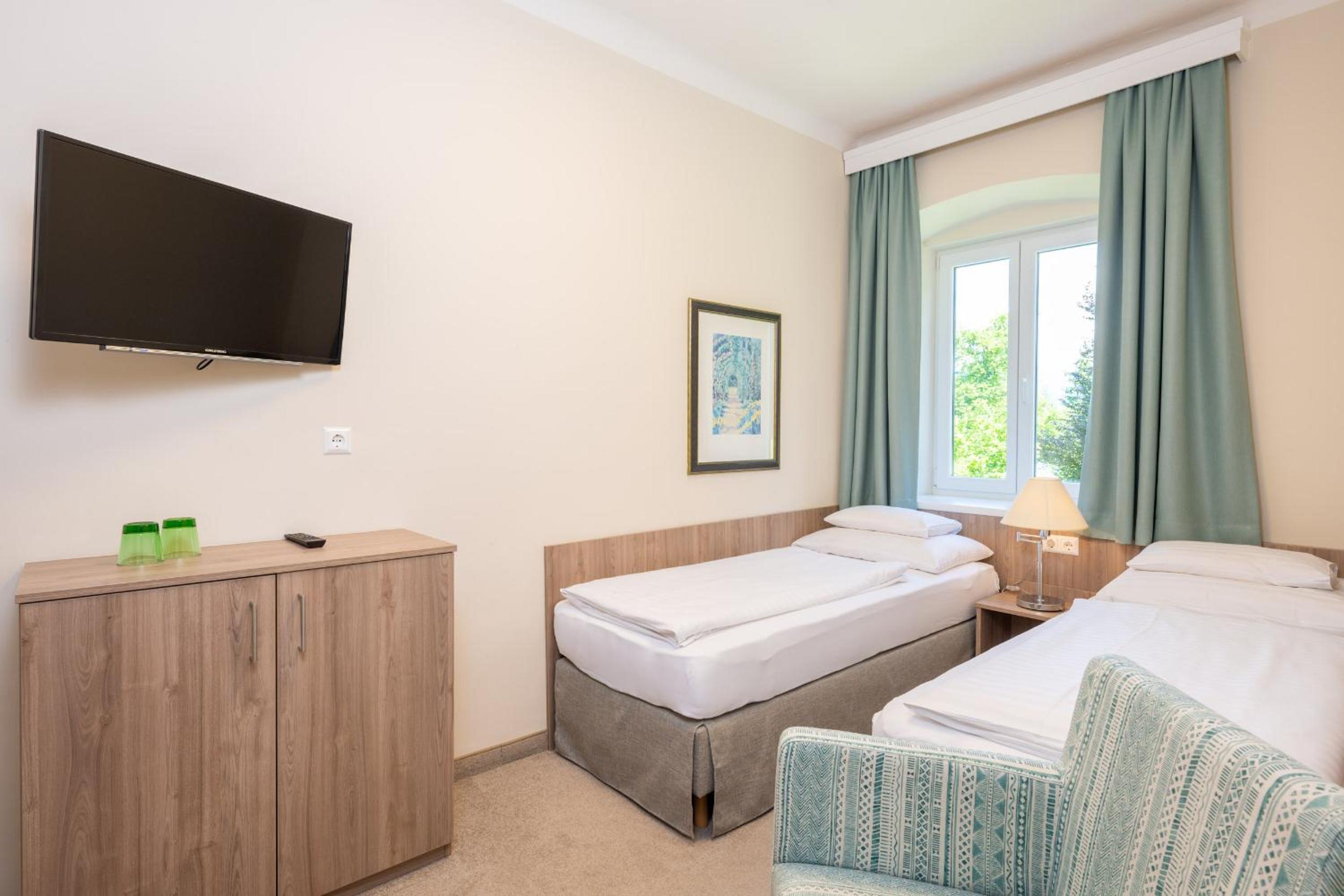 Junior Suite with Bath and Balcony - Photo 6