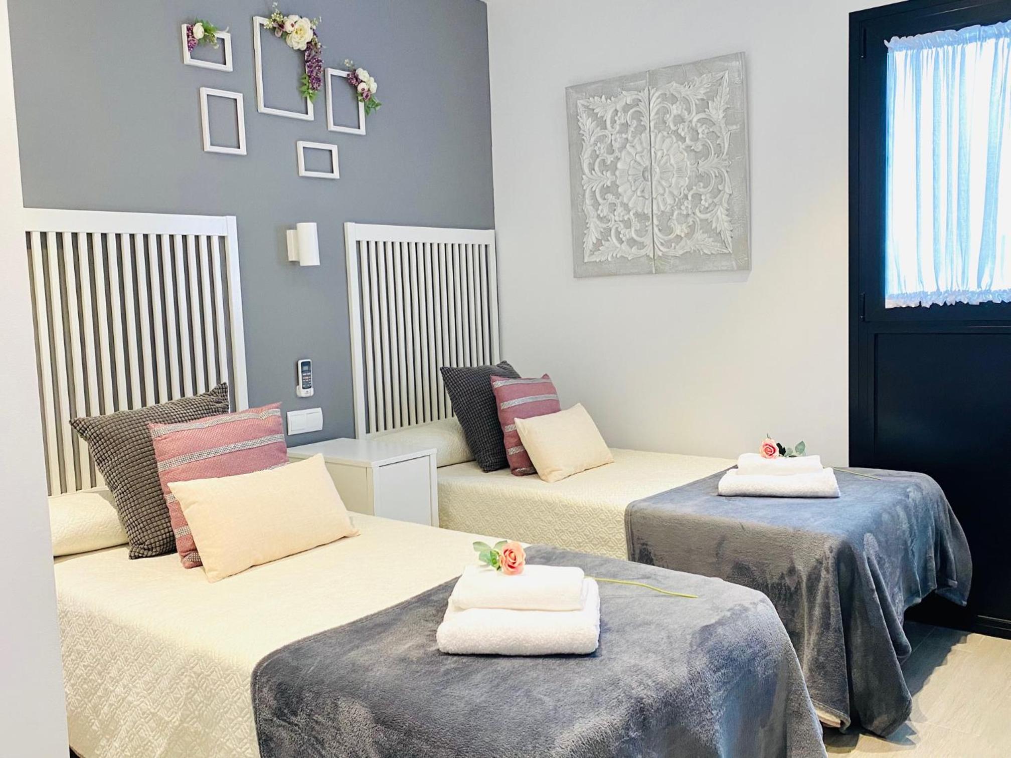 Standard Twin Room - Photo 11