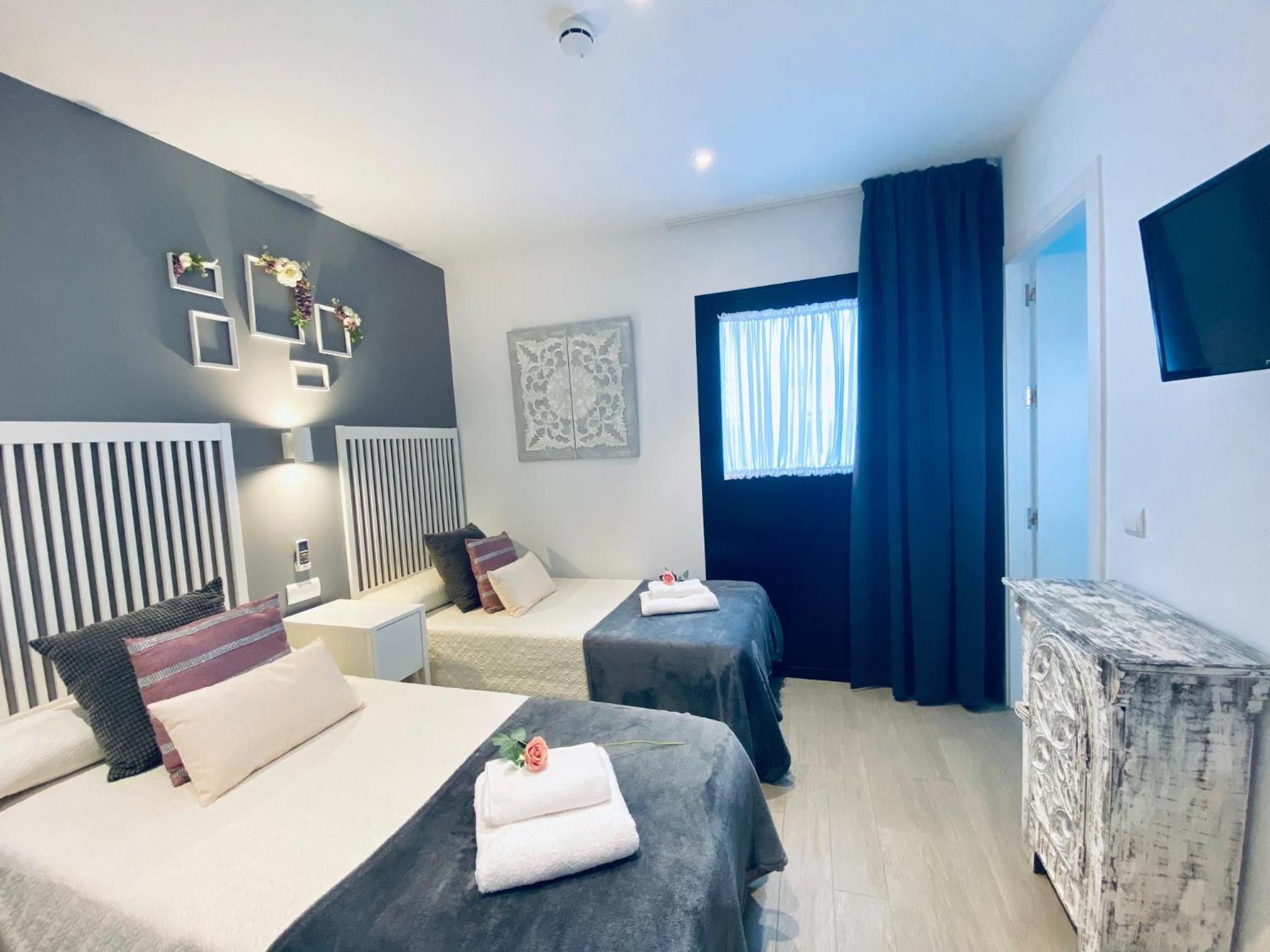Standard Twin Room - Photo 10