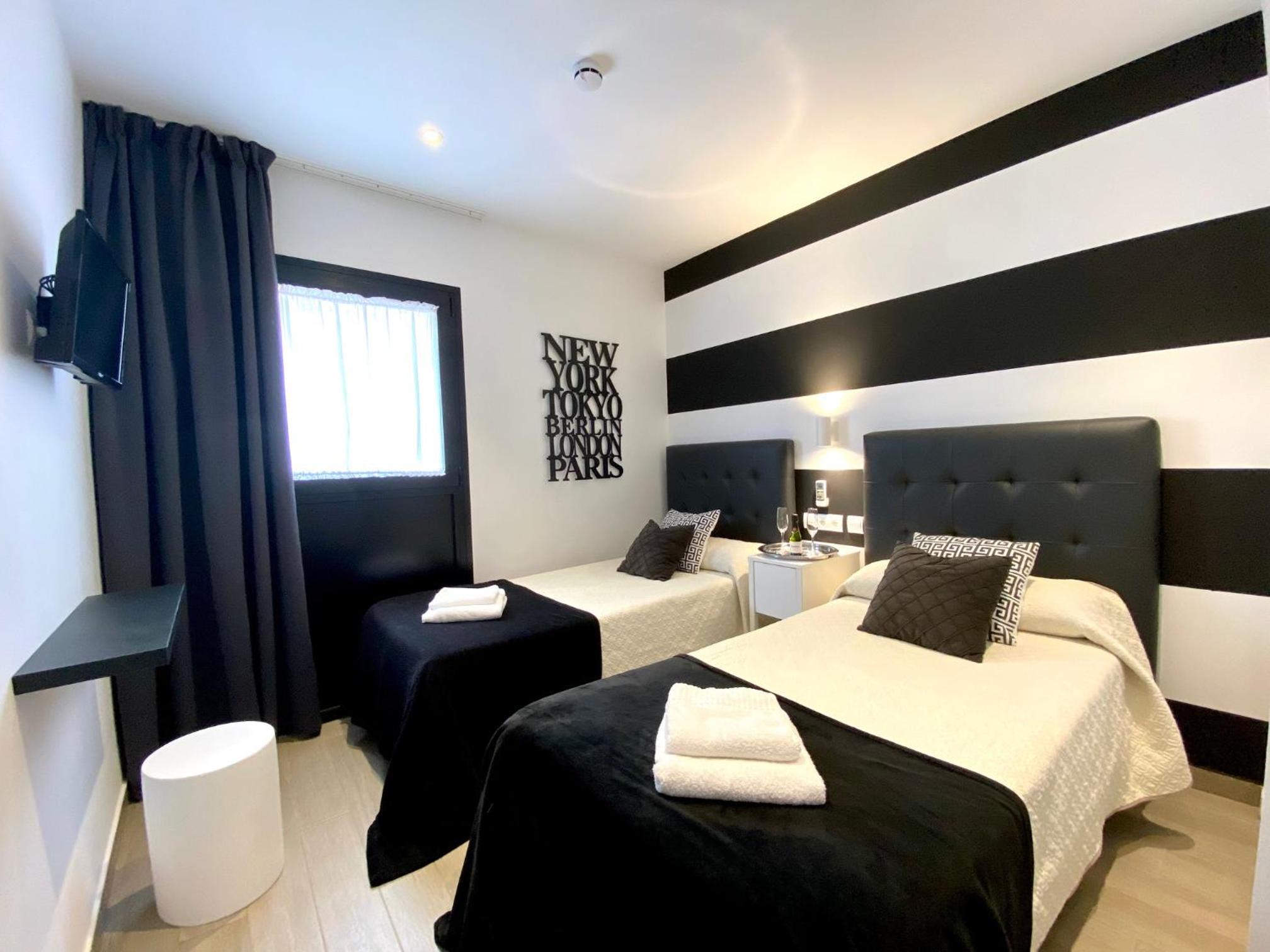Standard Twin Room - Photo 9