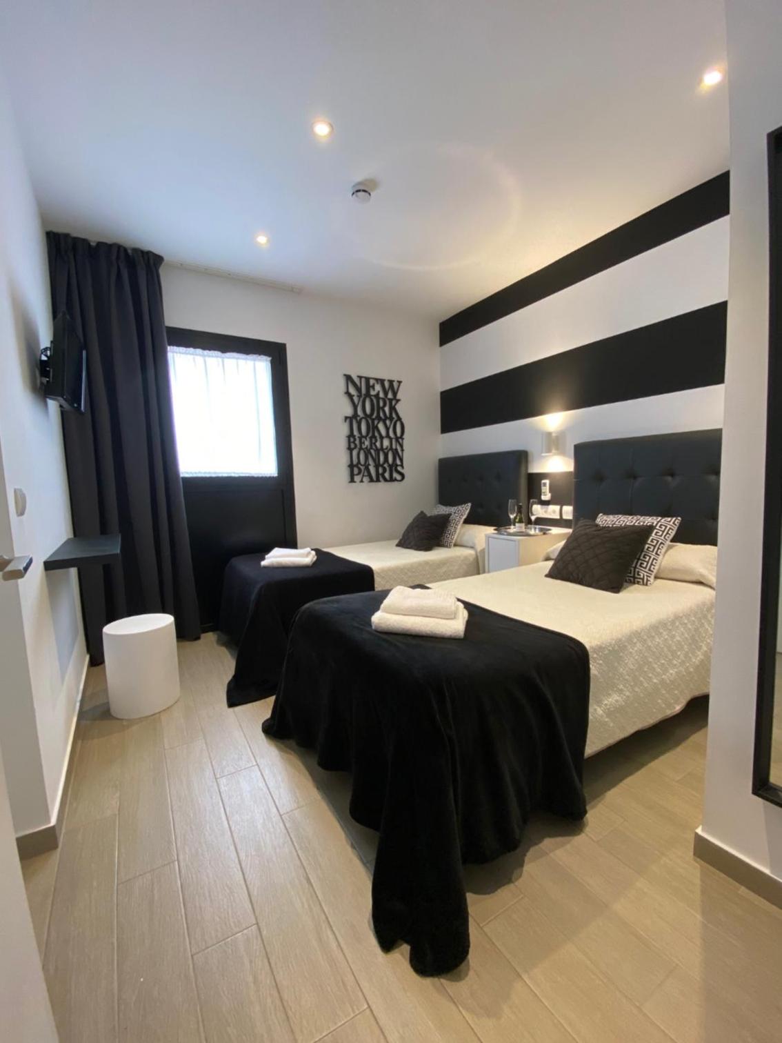 Standard Twin Room - Photo 3