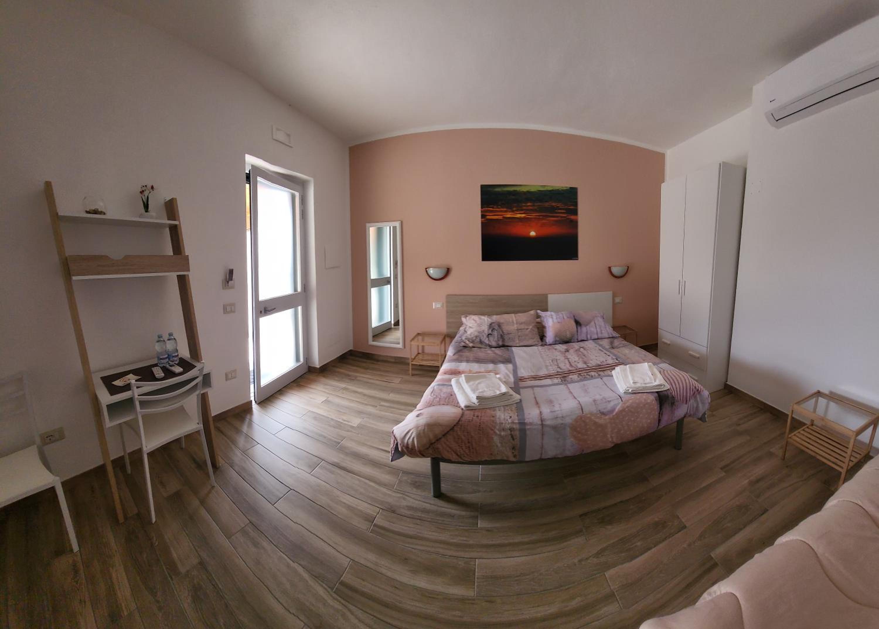 Double Room with Private Bathroom - Photo 7