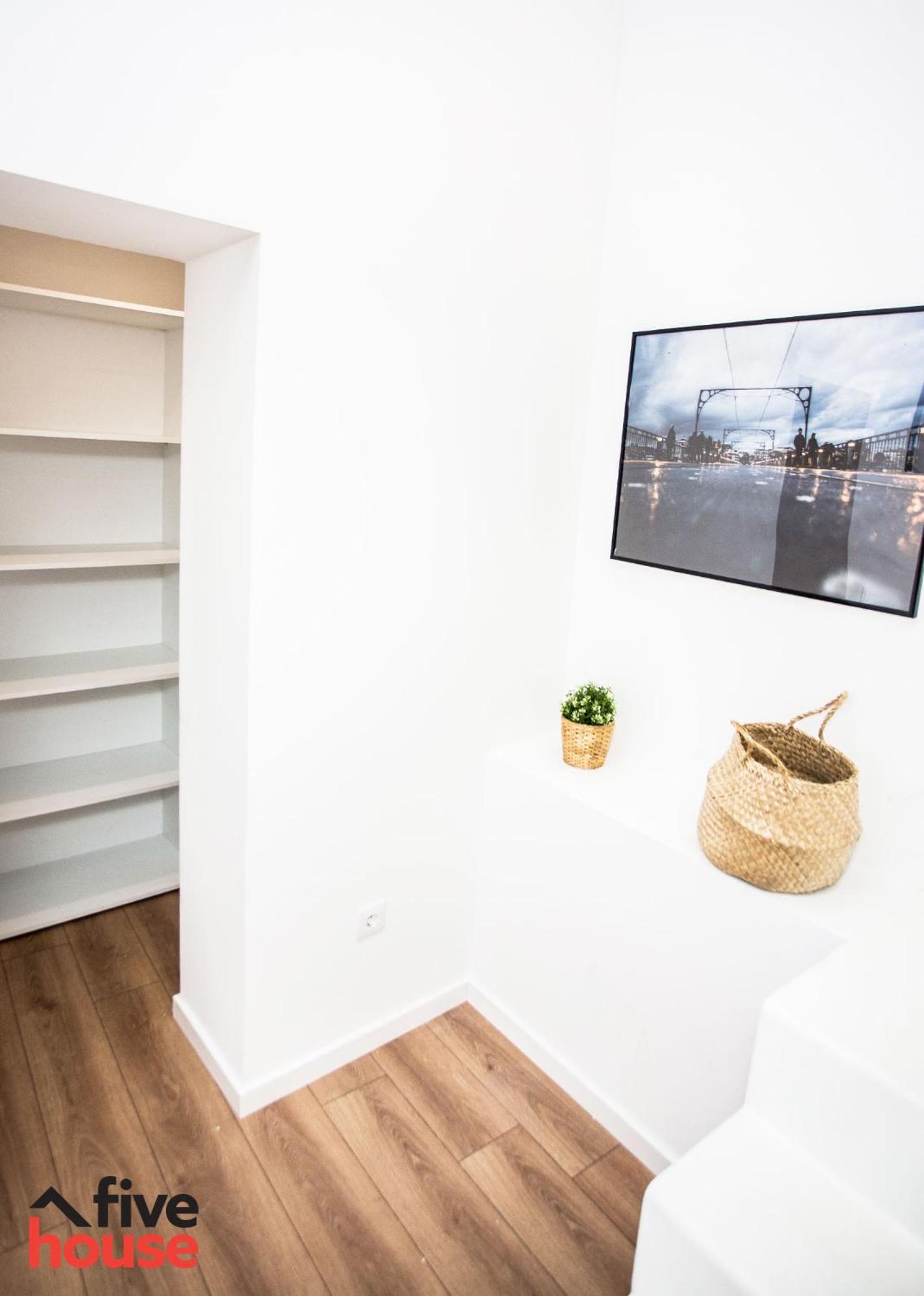 One-Bedroom House - Photo 8
