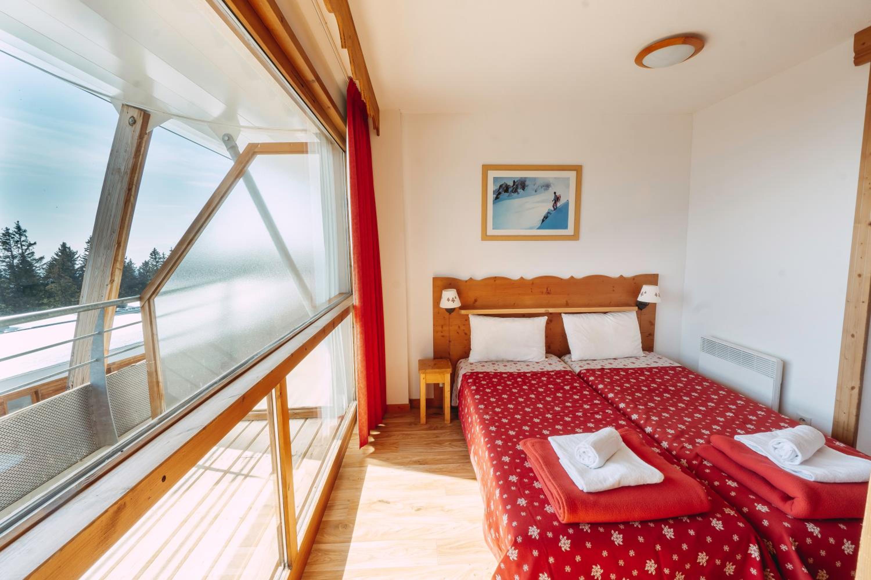 Two-Bedroom Apartment (6 Adults) with Mountain View photo 1