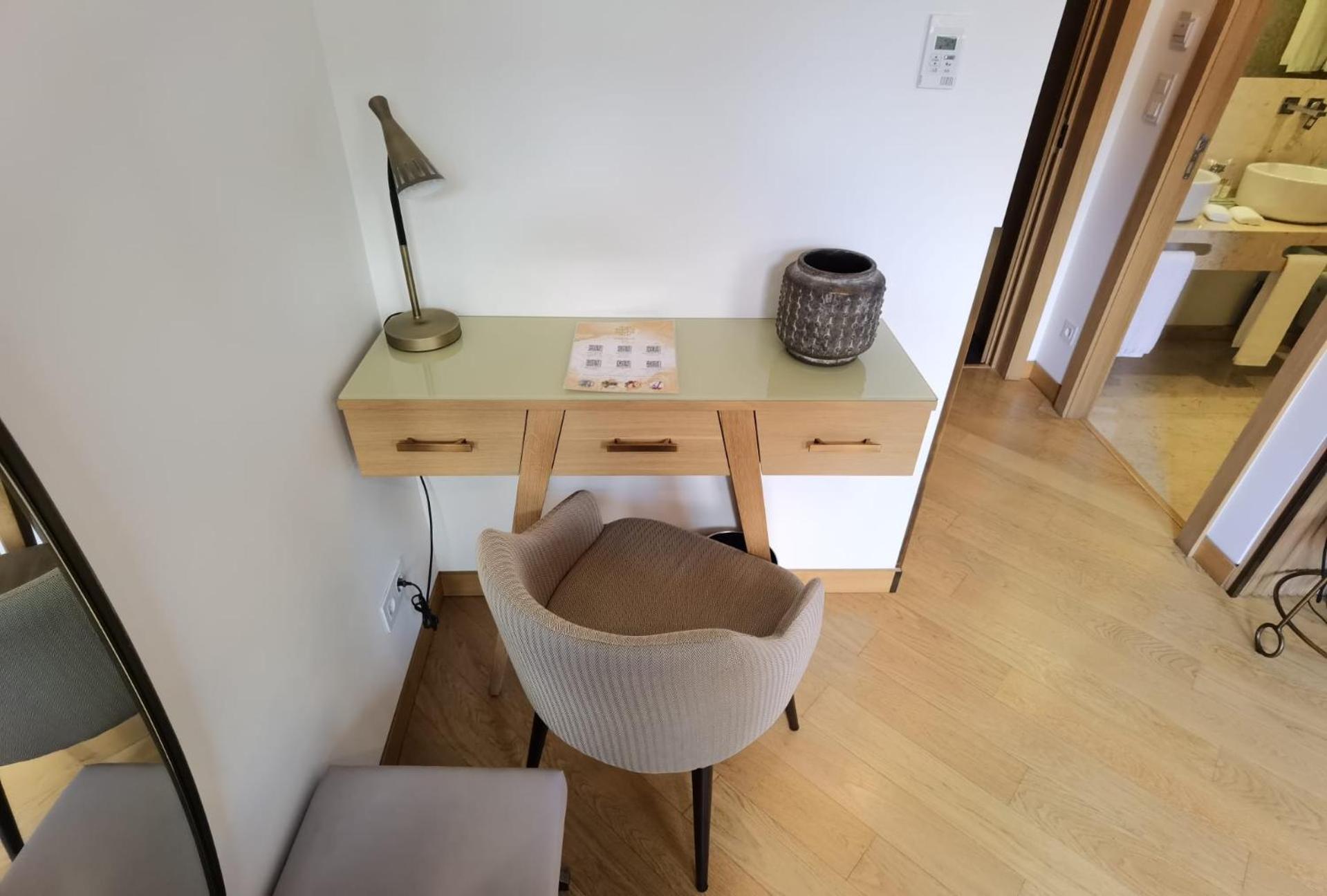 Superior King Room - Photo 2