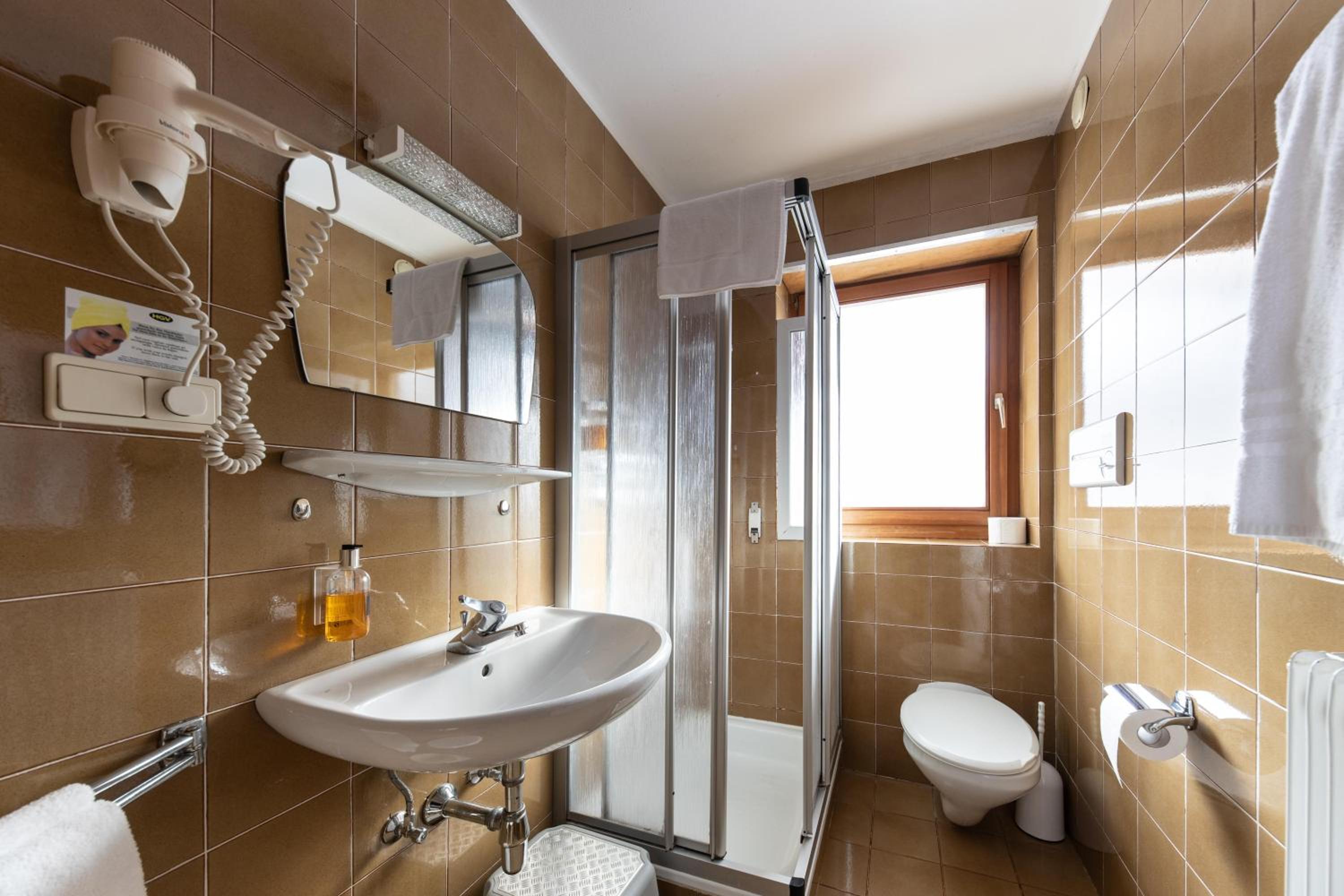 Double Room with Balcony - Photo 9
